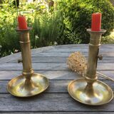 Paire de bougeoirs anciens en laiton à poussoir