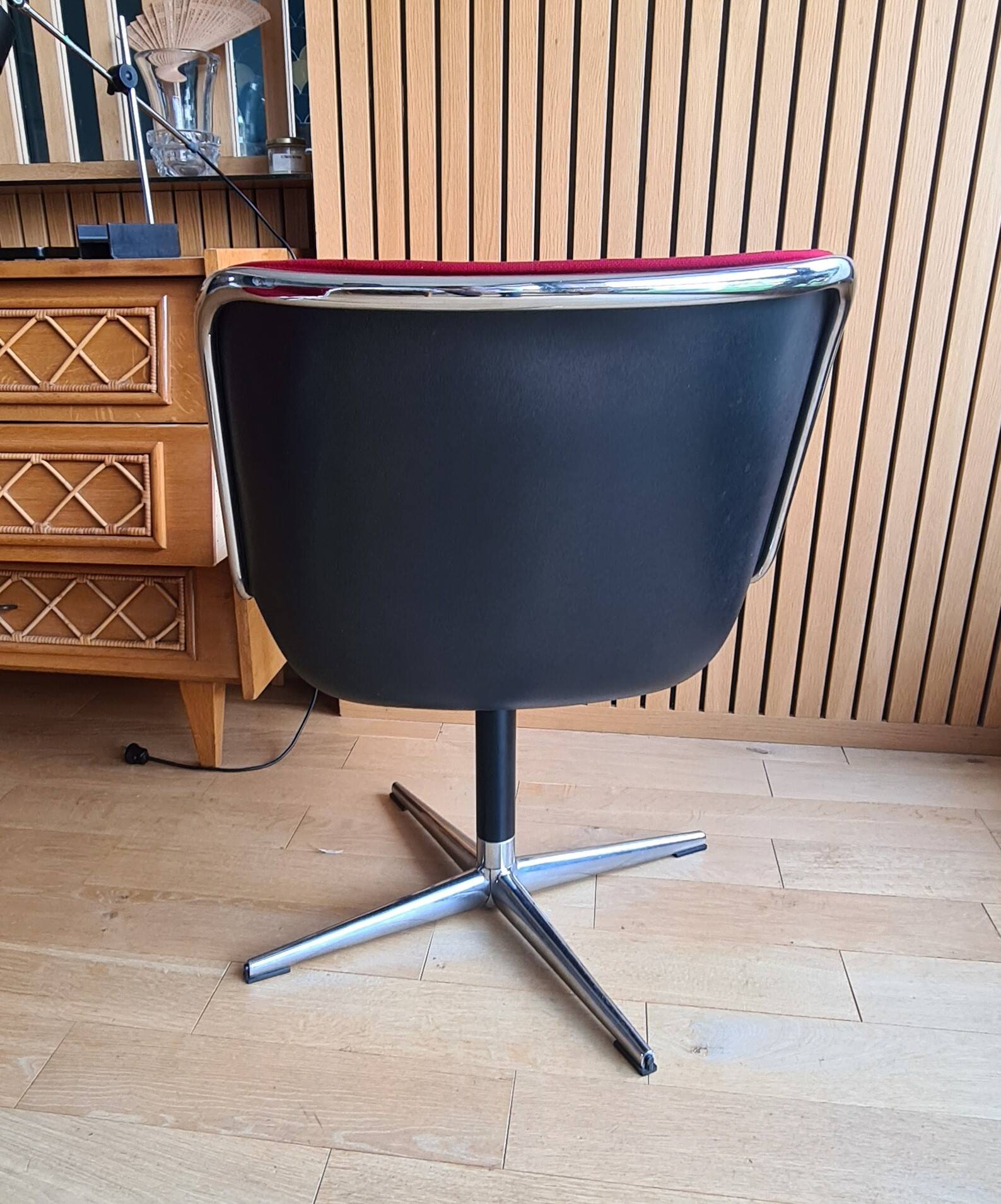 "Executive chair" armchair by Charles Pollock published by Knoll