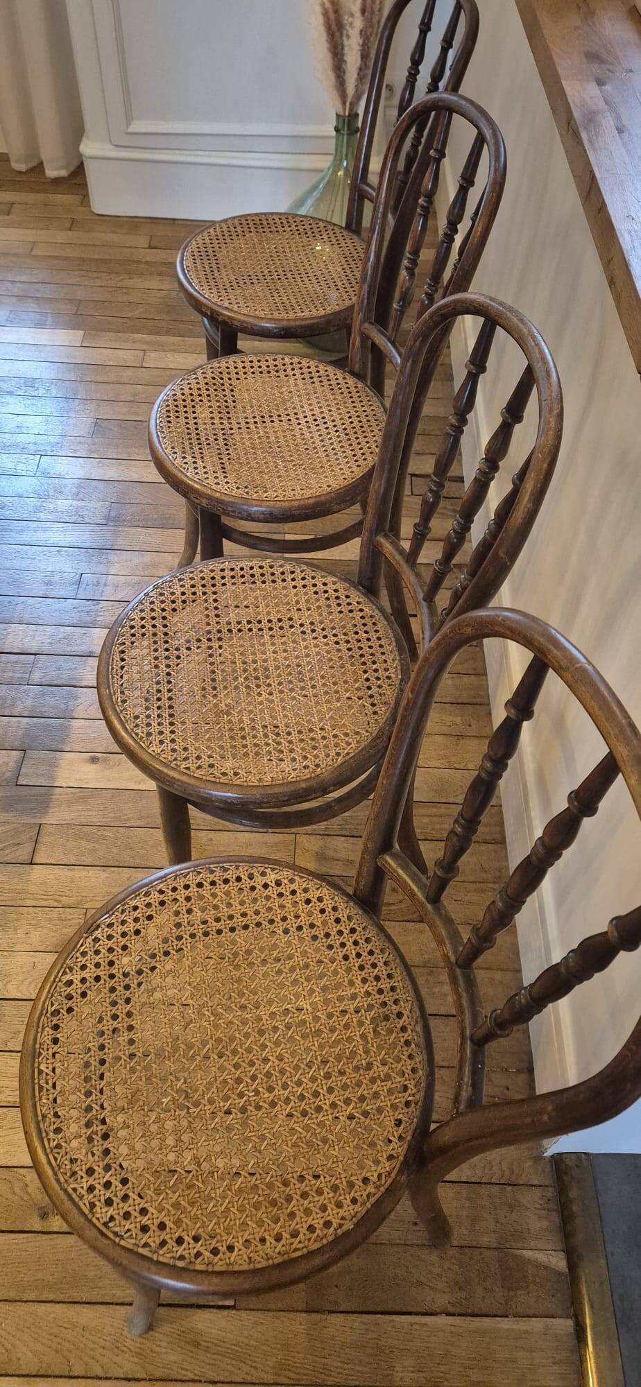 Lot de 4 chaises signées Thonet avec cannage