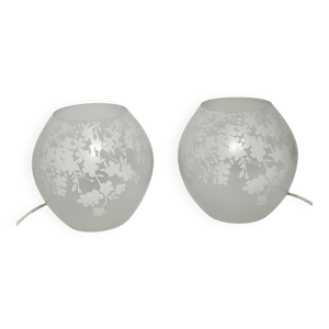 Par des lampes en cristal.