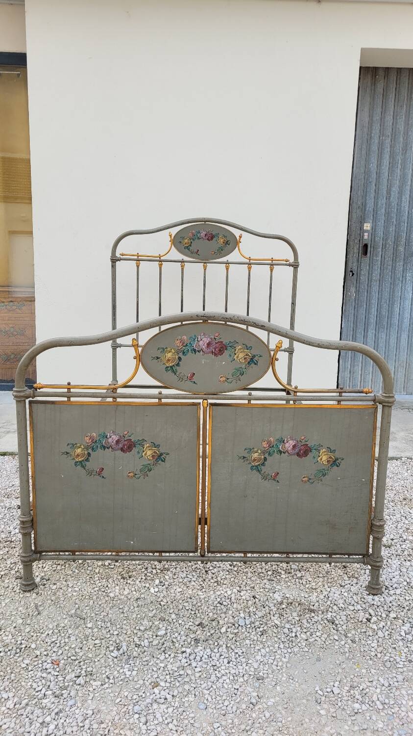 Cast iron bed decorated with flowers from the 19th century