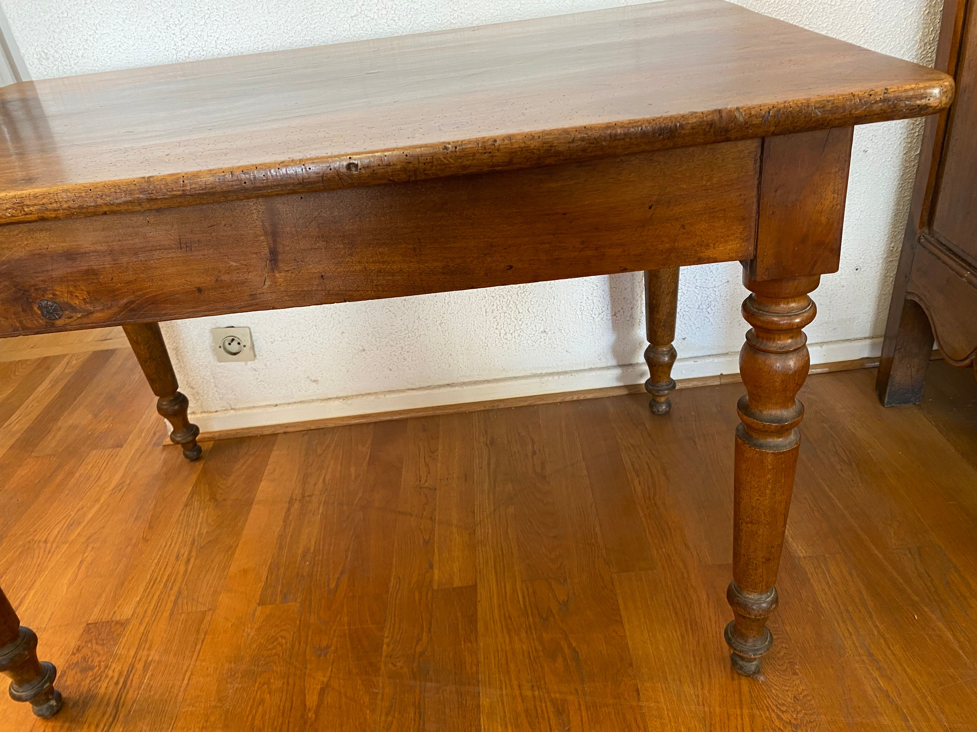 Table de bistro en noyer, pieds tournés