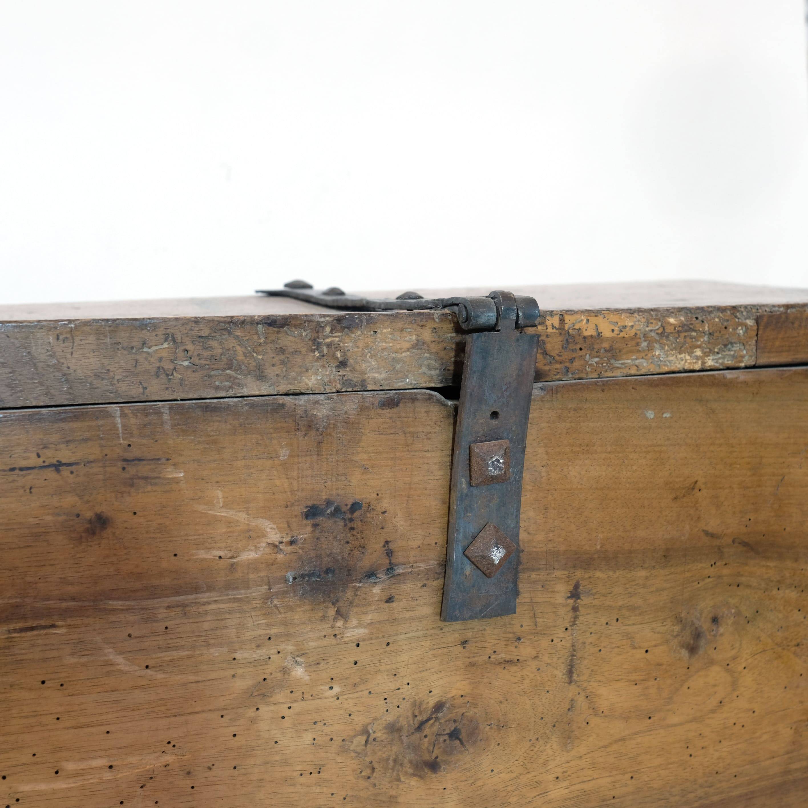 Long walnut grain chest forming a bench, 220cm.
