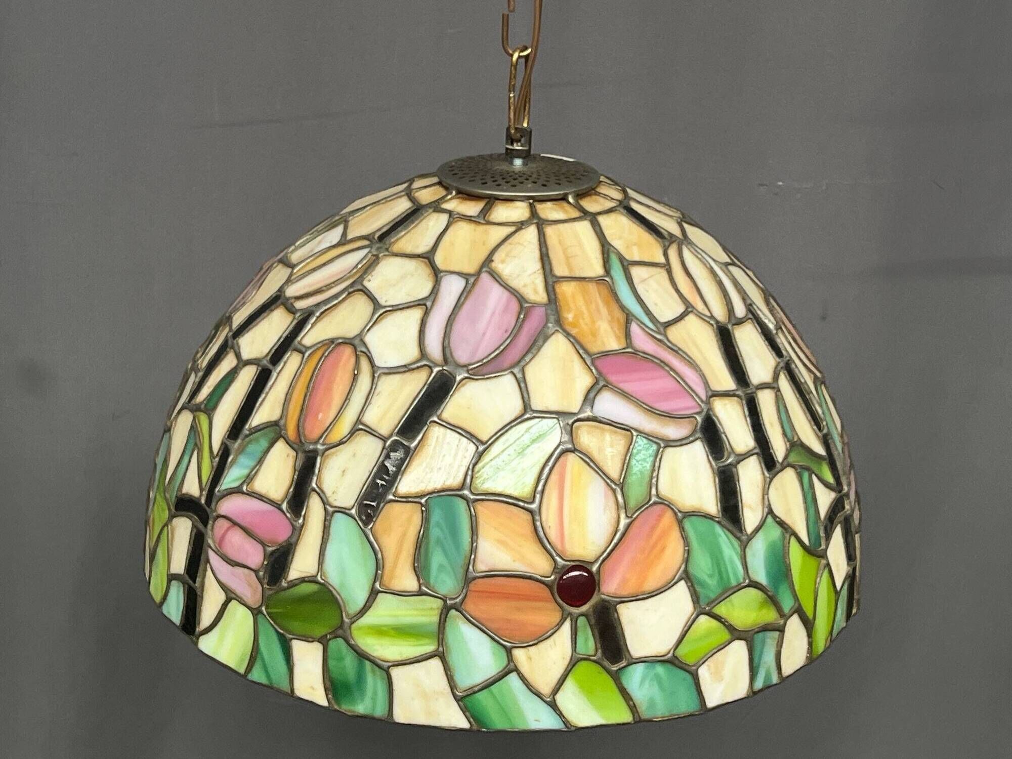 Tiffany-style pendant suspension.