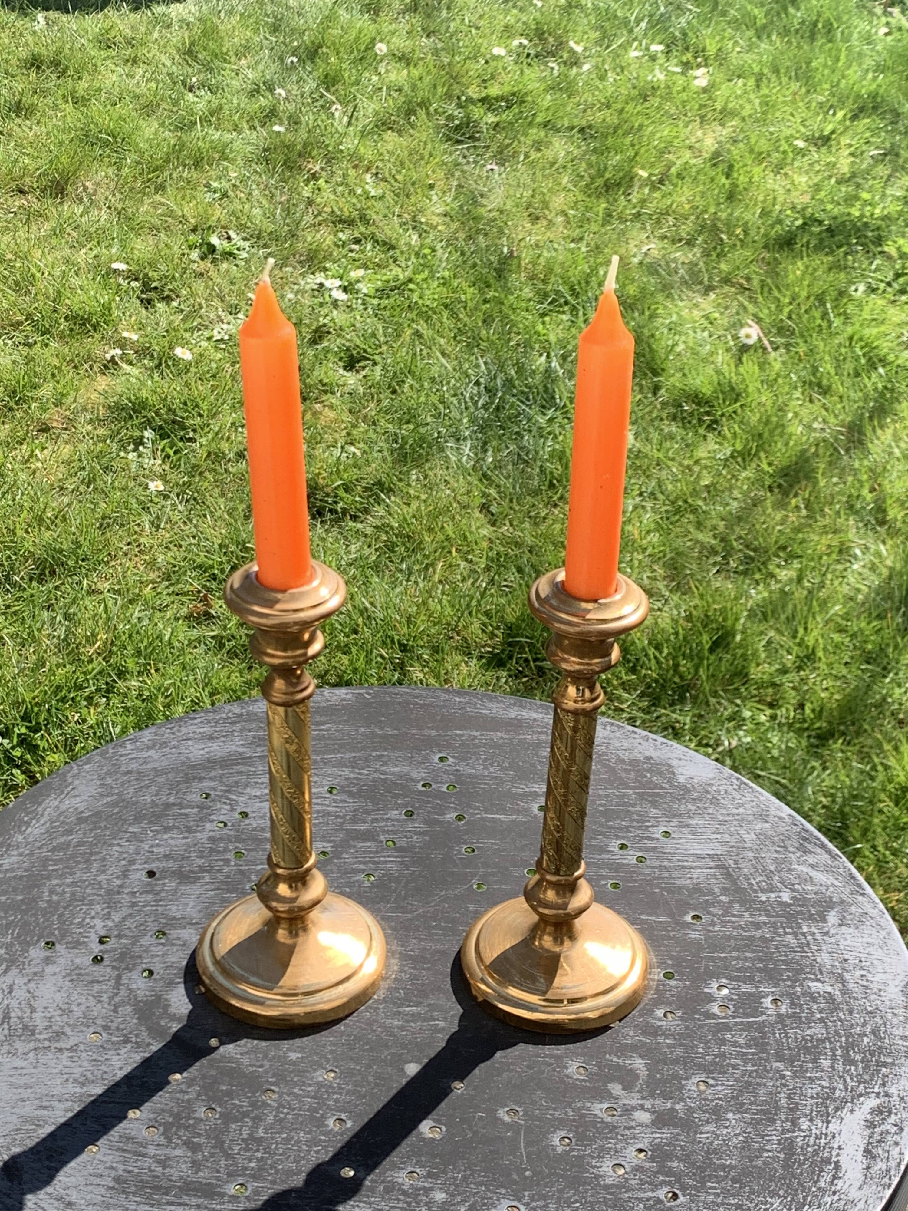 Set of two candlesticks in brass dore, pattern of ivy leaves chiseles on the columns, vintage