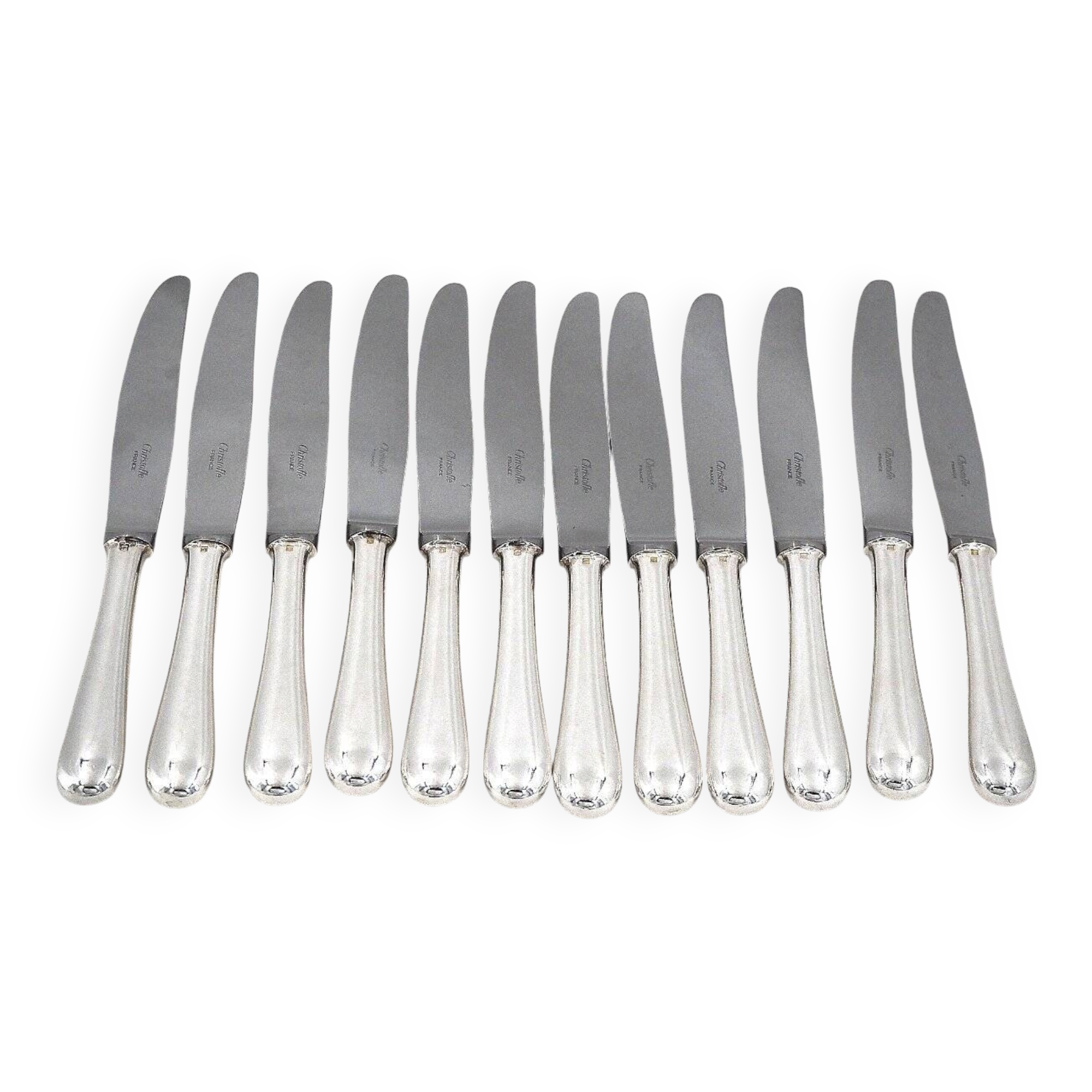 Christofle modèle Baguette, 12 couteaux de table en métal argenté, en parfait état.