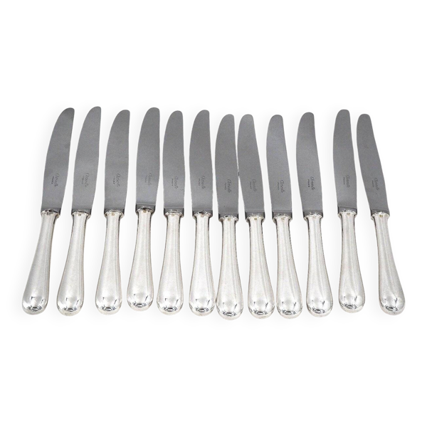 Christofle modèle Baguette, 12 couteaux de table en métal argenté, en parfait état.