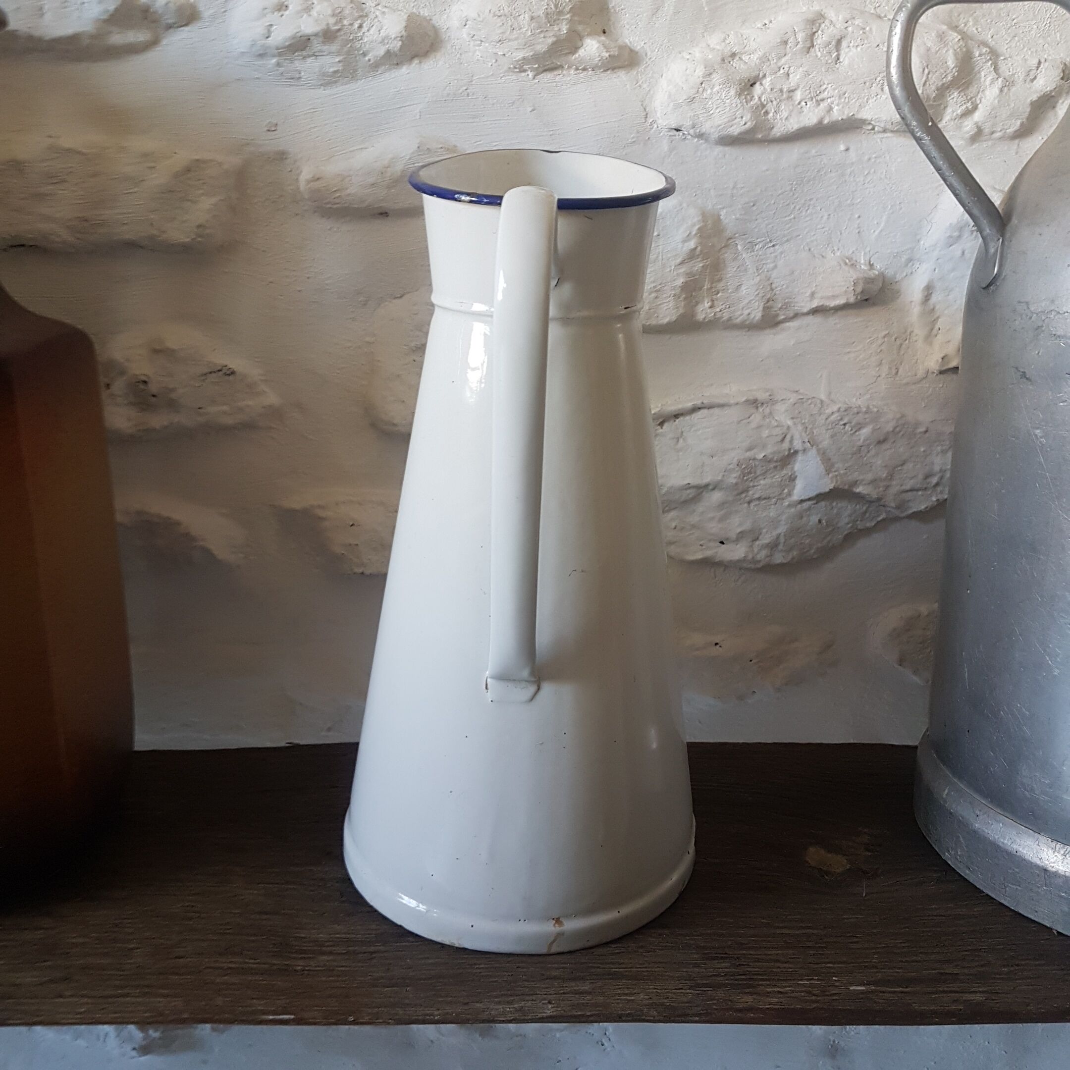 Water pitcher in enamelled sheet metal