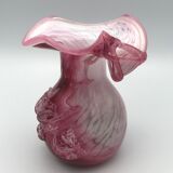 Vase en verre soufflé main nuance rose à décor sculptural de feuilles