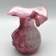 Vase en verre soufflé main nuance rose à décor sculptural de feuilles