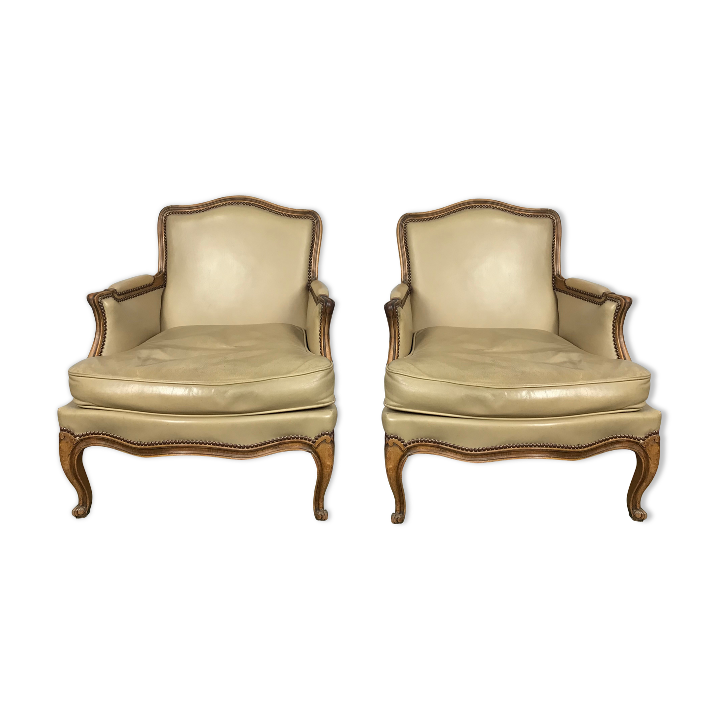 Paire de bergères style Louis XV cuir beige