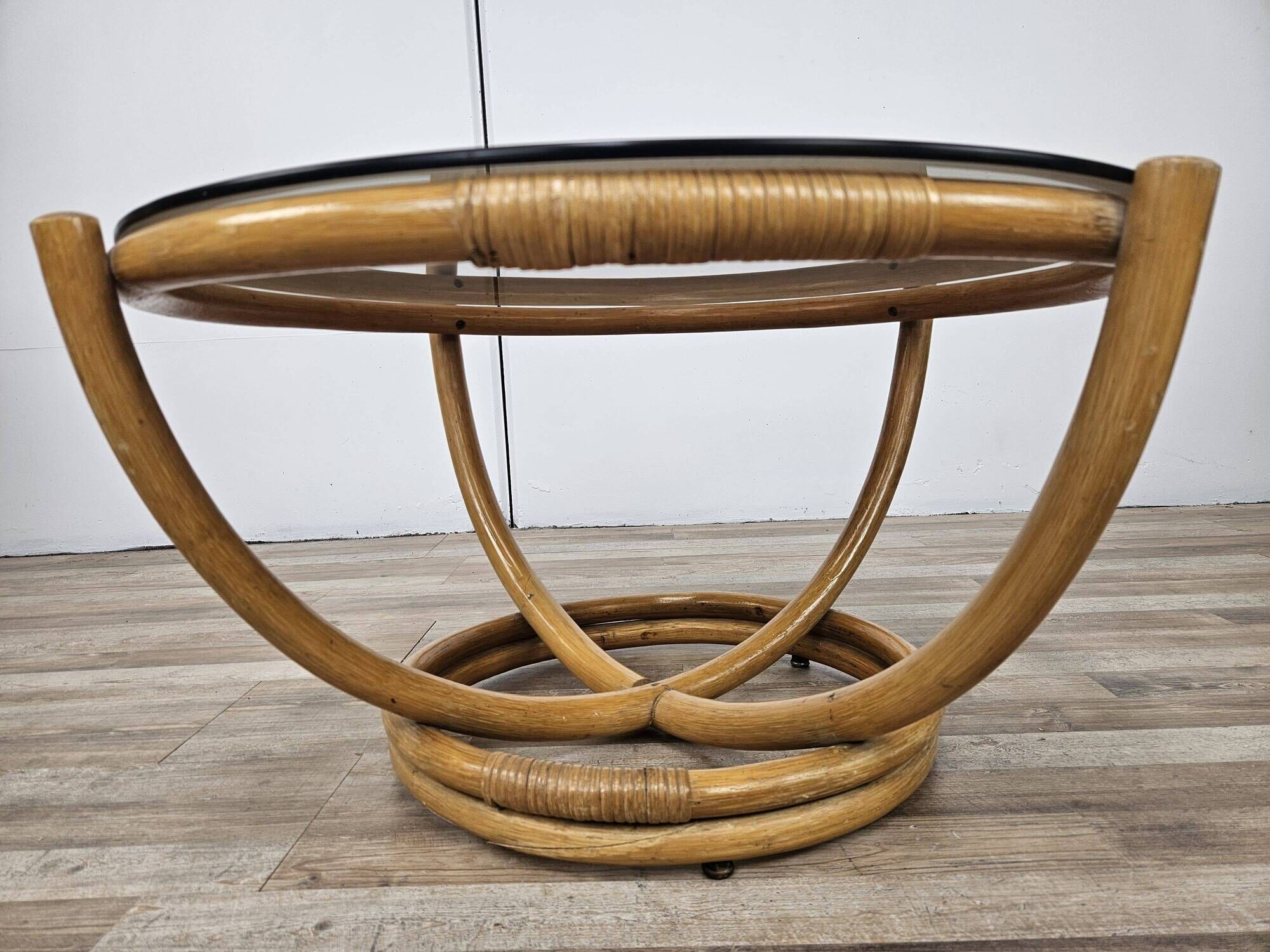 Table basse ronde vintage en bambou et verre fumé
