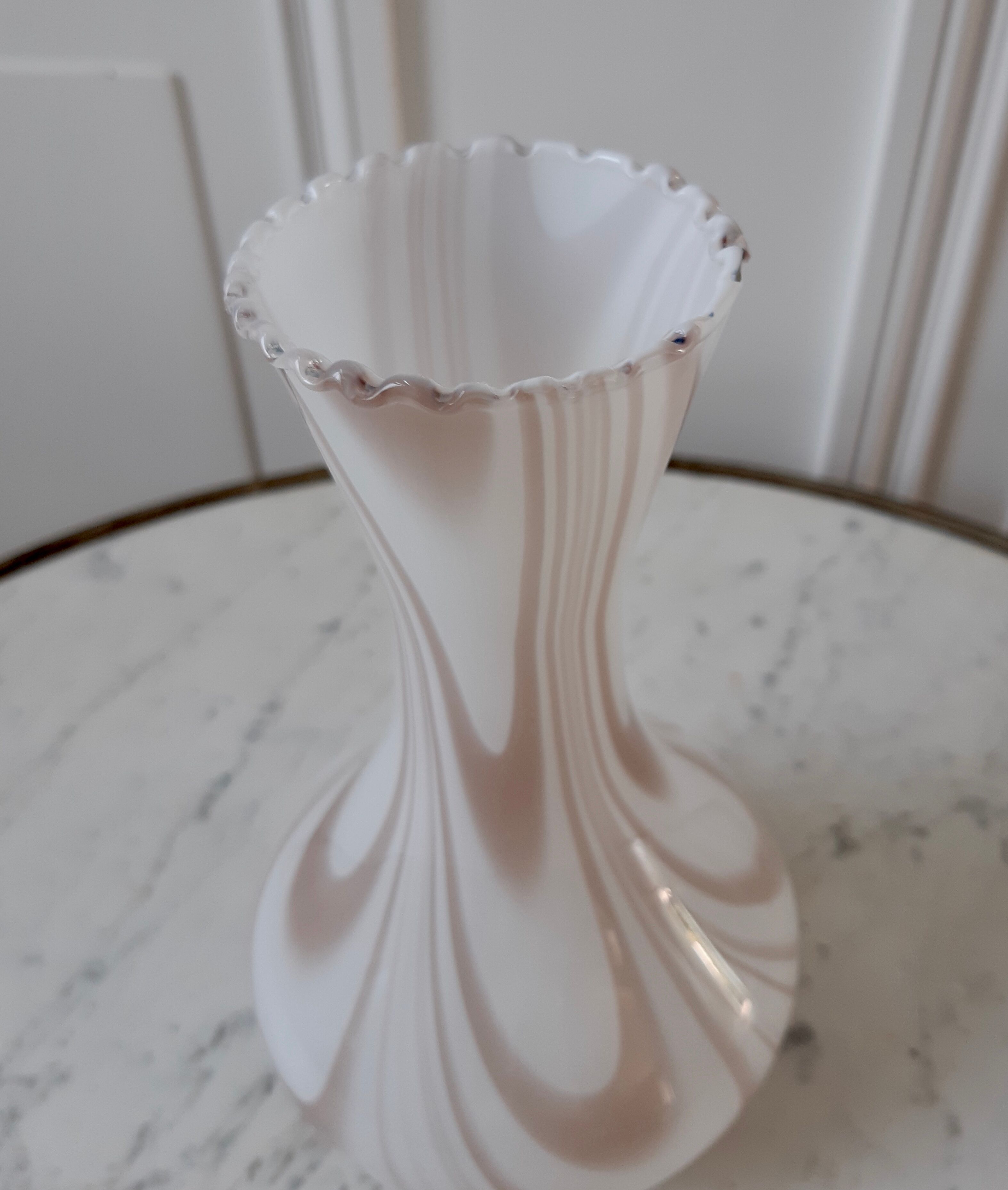 Vase in opaline dentelé and marbled 30s