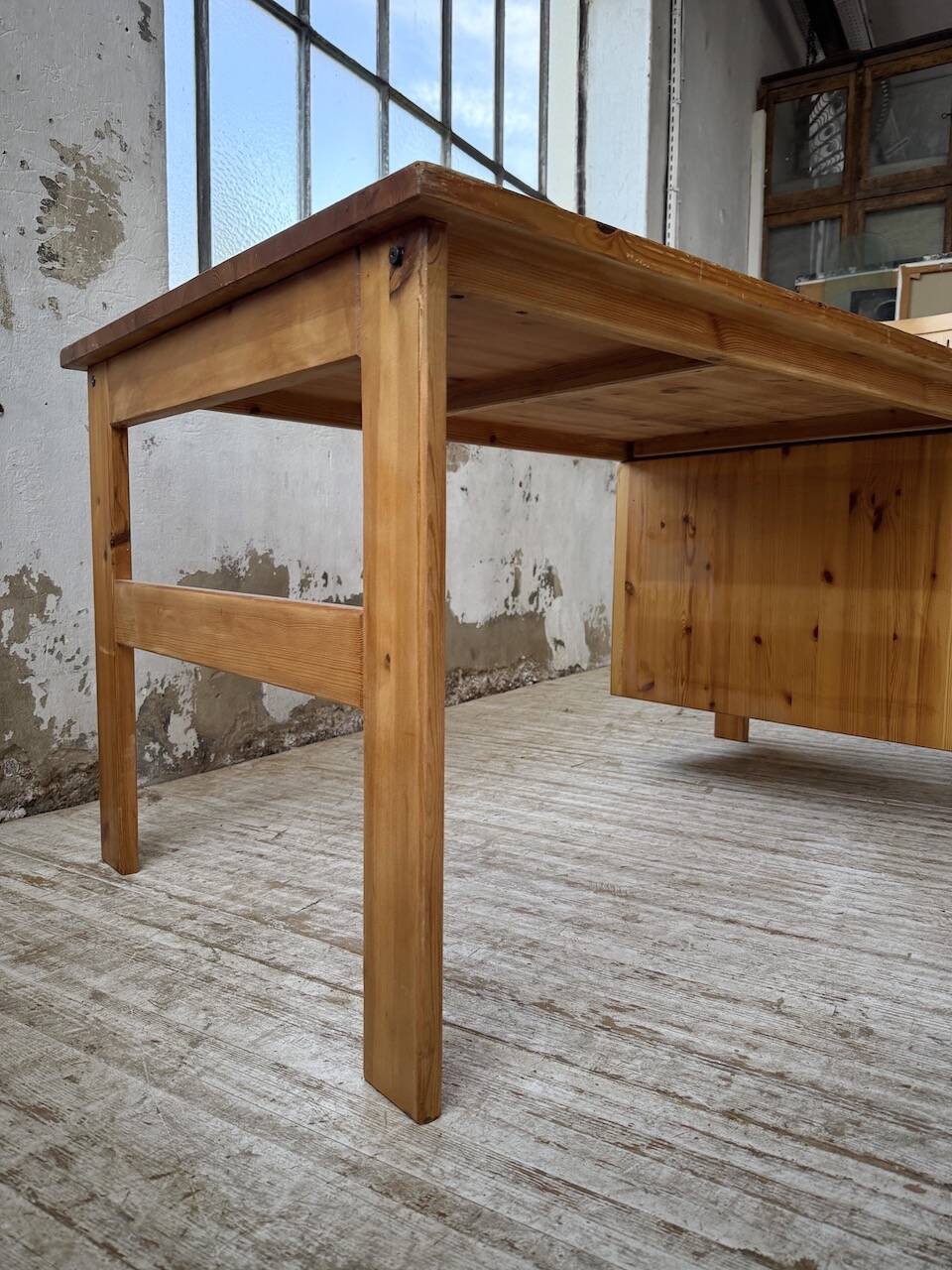 Bureau pin suédois style aperldoon 1970