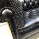 Canapé noir Chesterfield