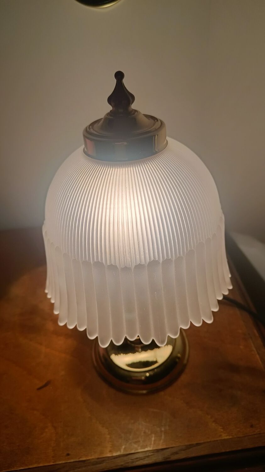 Vintage table lamp in brass and pleated opaline glass.