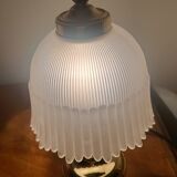 Vintage table lamp in brass and pleated opaline glass.