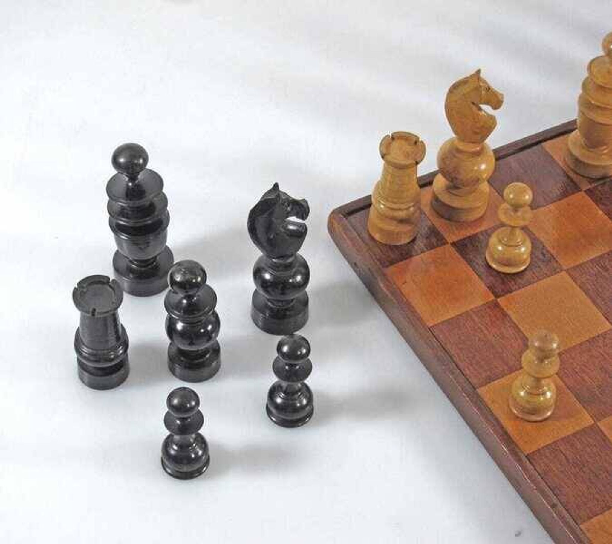 Ensemble d'échecs en bois ancien et plateau