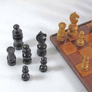 Ensemble d'échecs en bois ancien et plateau