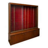 Grande vitrine vintage en bois et verre – fond rouge, 15 étagères