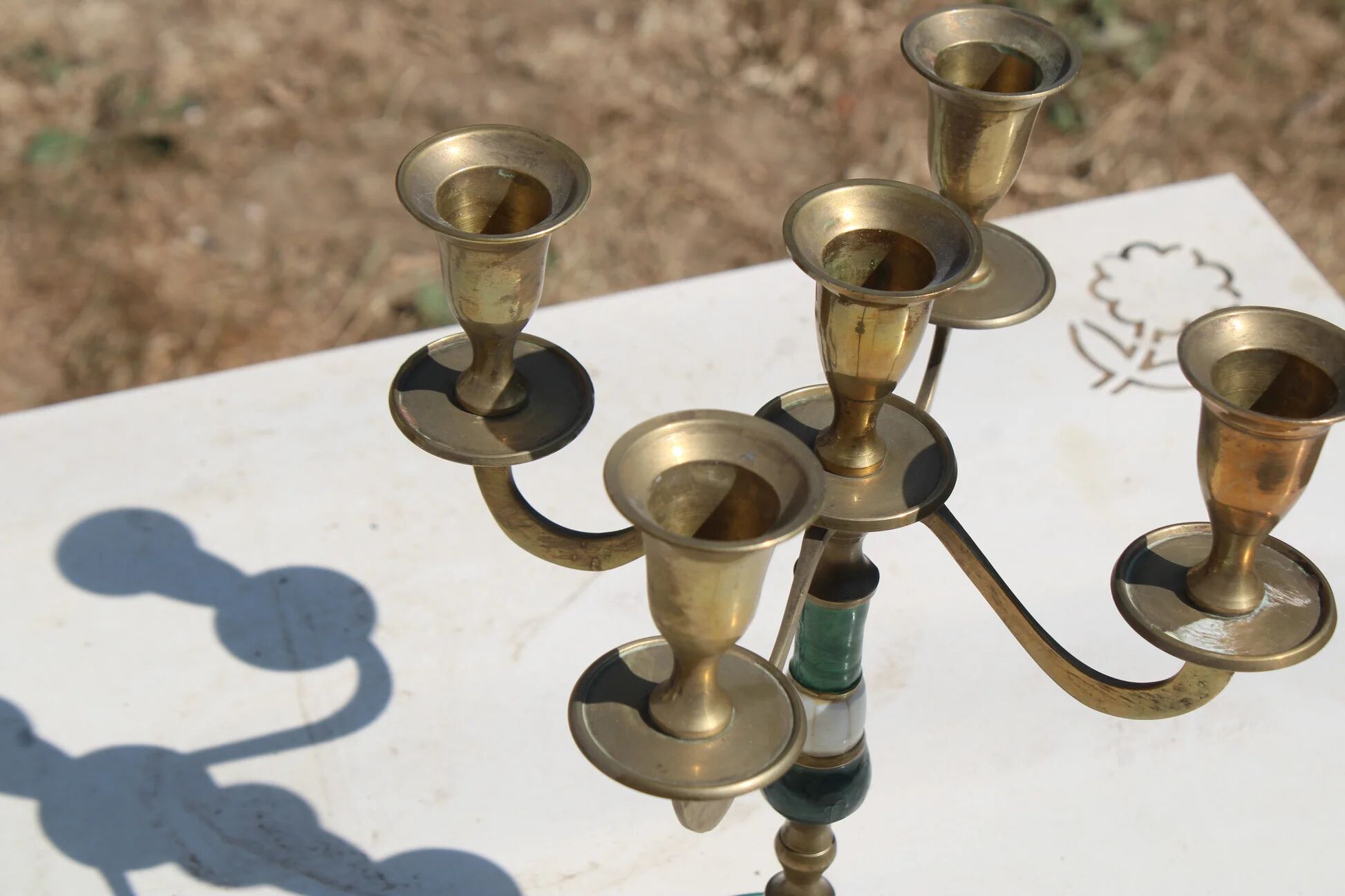 Vintage 5-light candelabrum in brass – Green and white decor