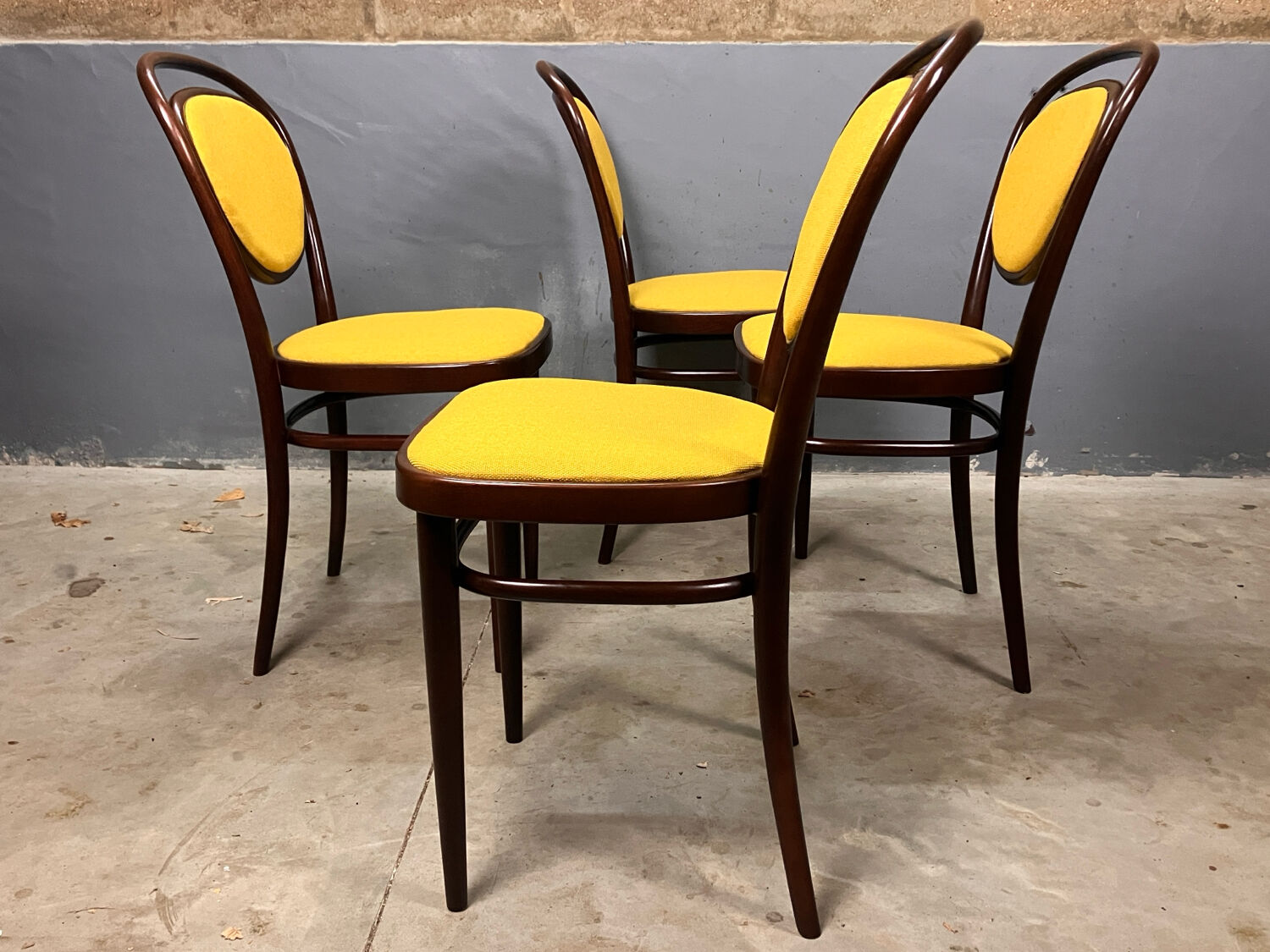 Thonet 215 en bois courbé jaune, récemment retapissé