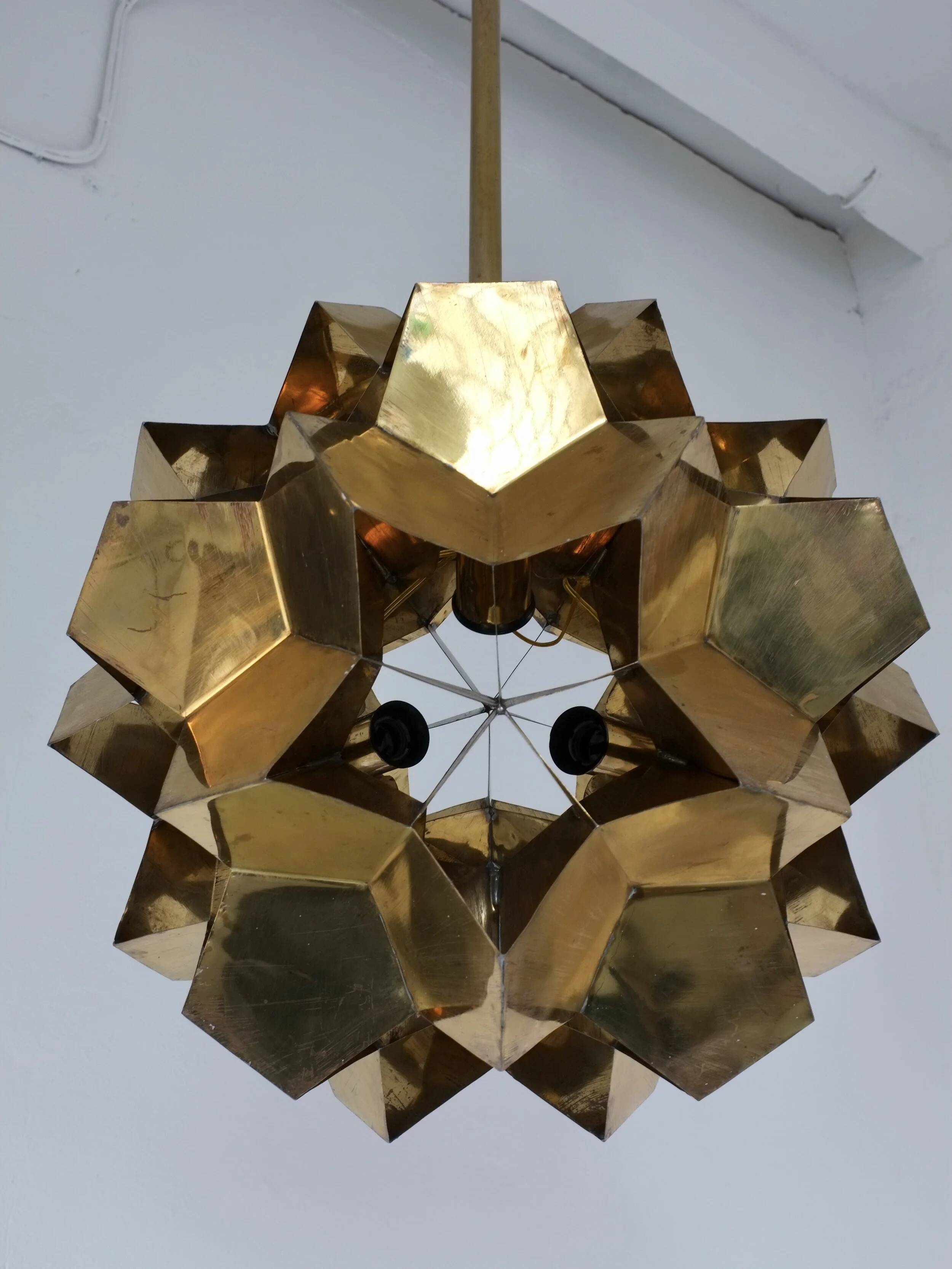 Lustre origami brutaliste en laiton, Lettonie années 1970
