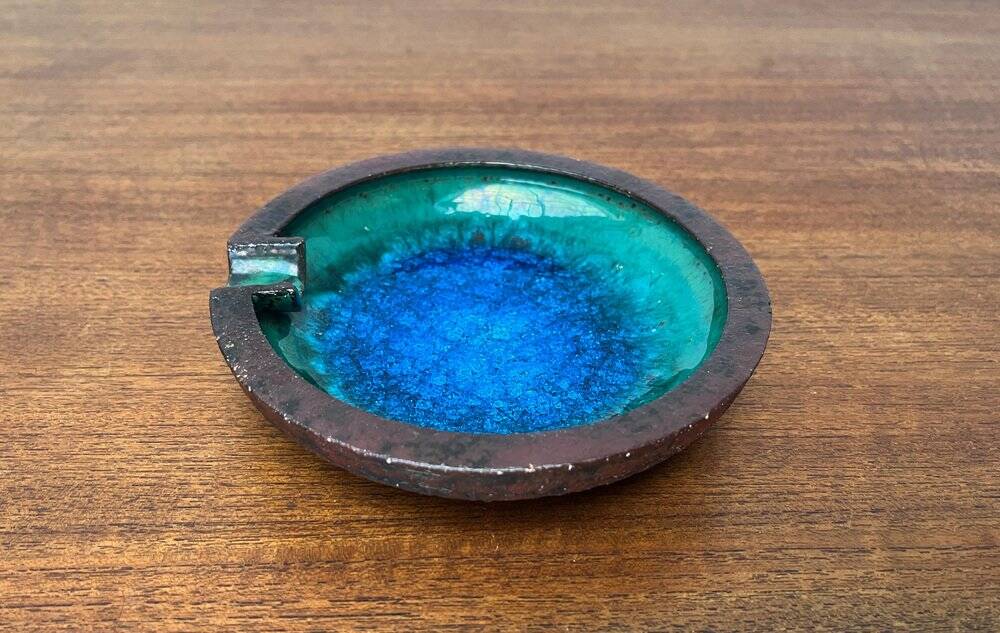 Ashtray or bowl in brutalist studio pottery by Gerhard Liebenthron, mid-century, 1960s, 1968.