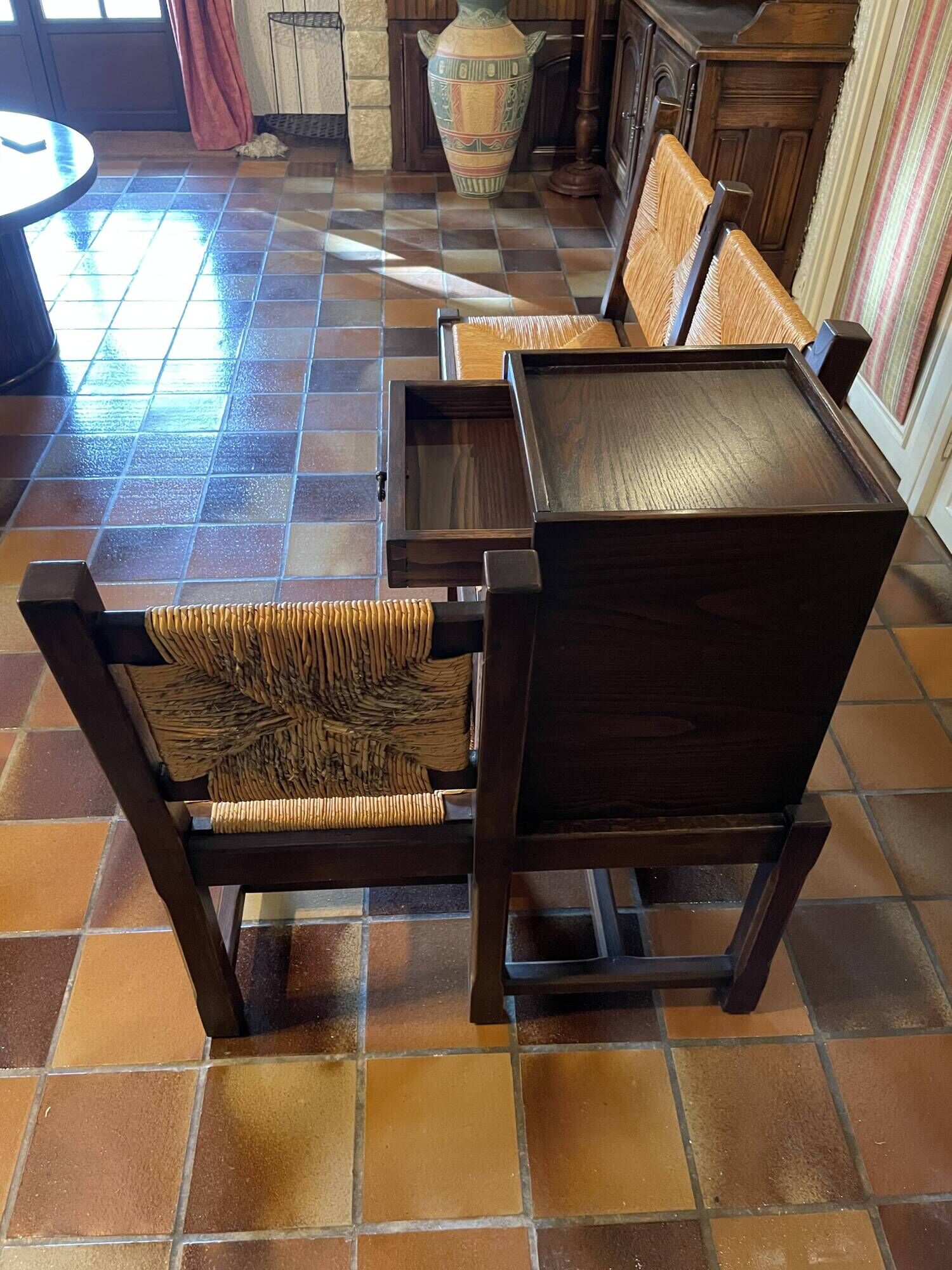 Corner bench