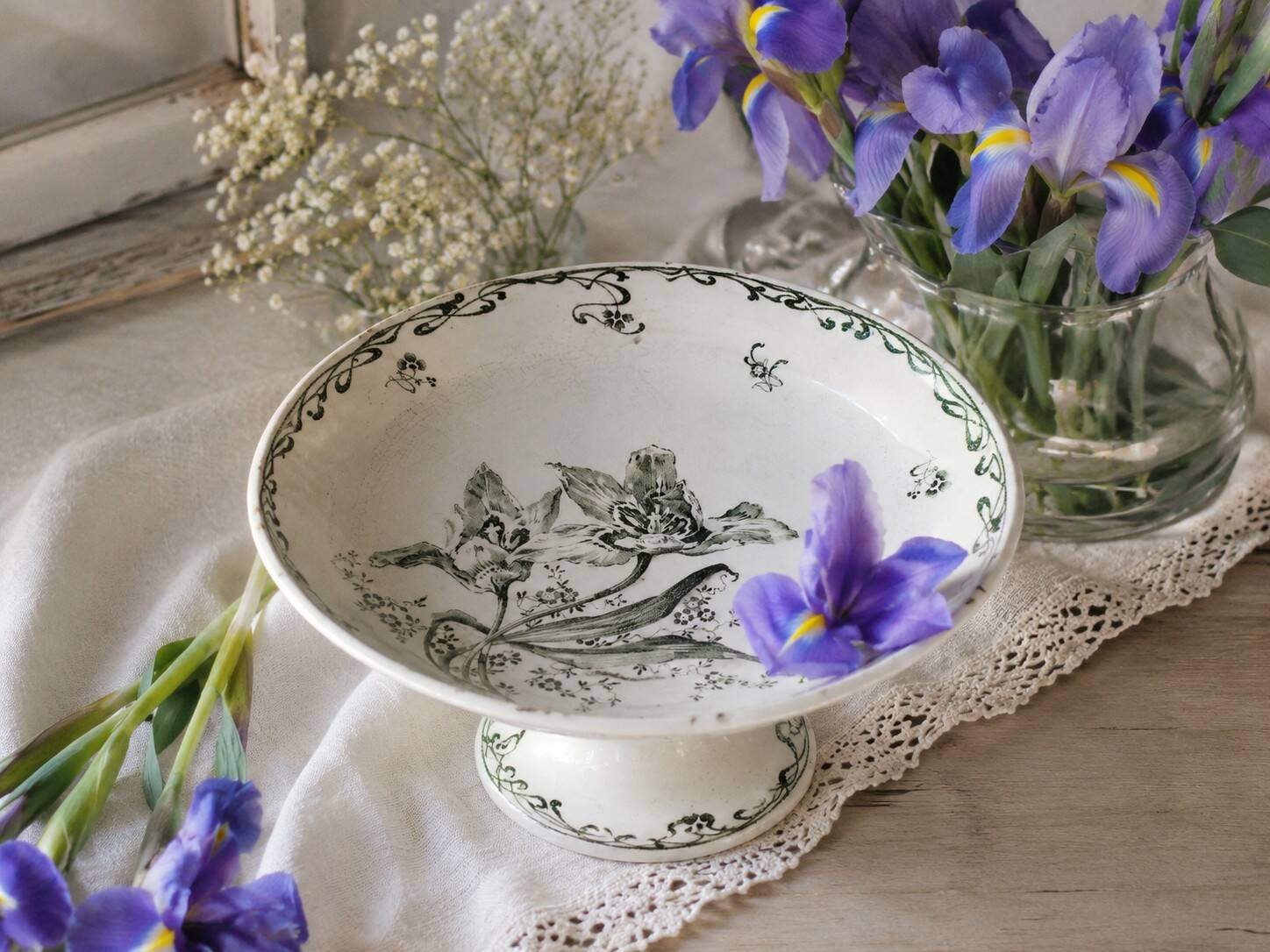 Plate on pedestal Iris Creil Montereau Terre de Fer from the 1900s