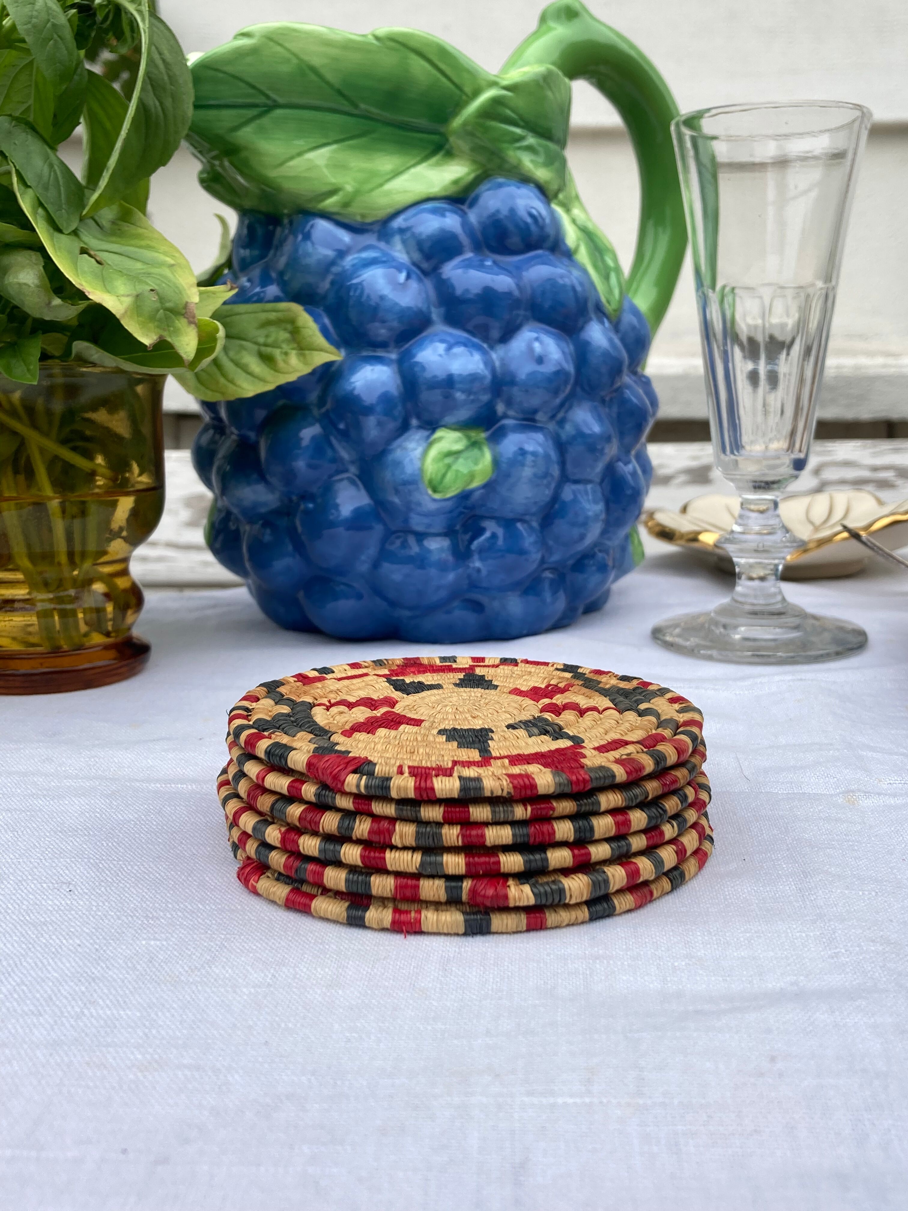 Round coaster made of natural wicker rattan, red and green