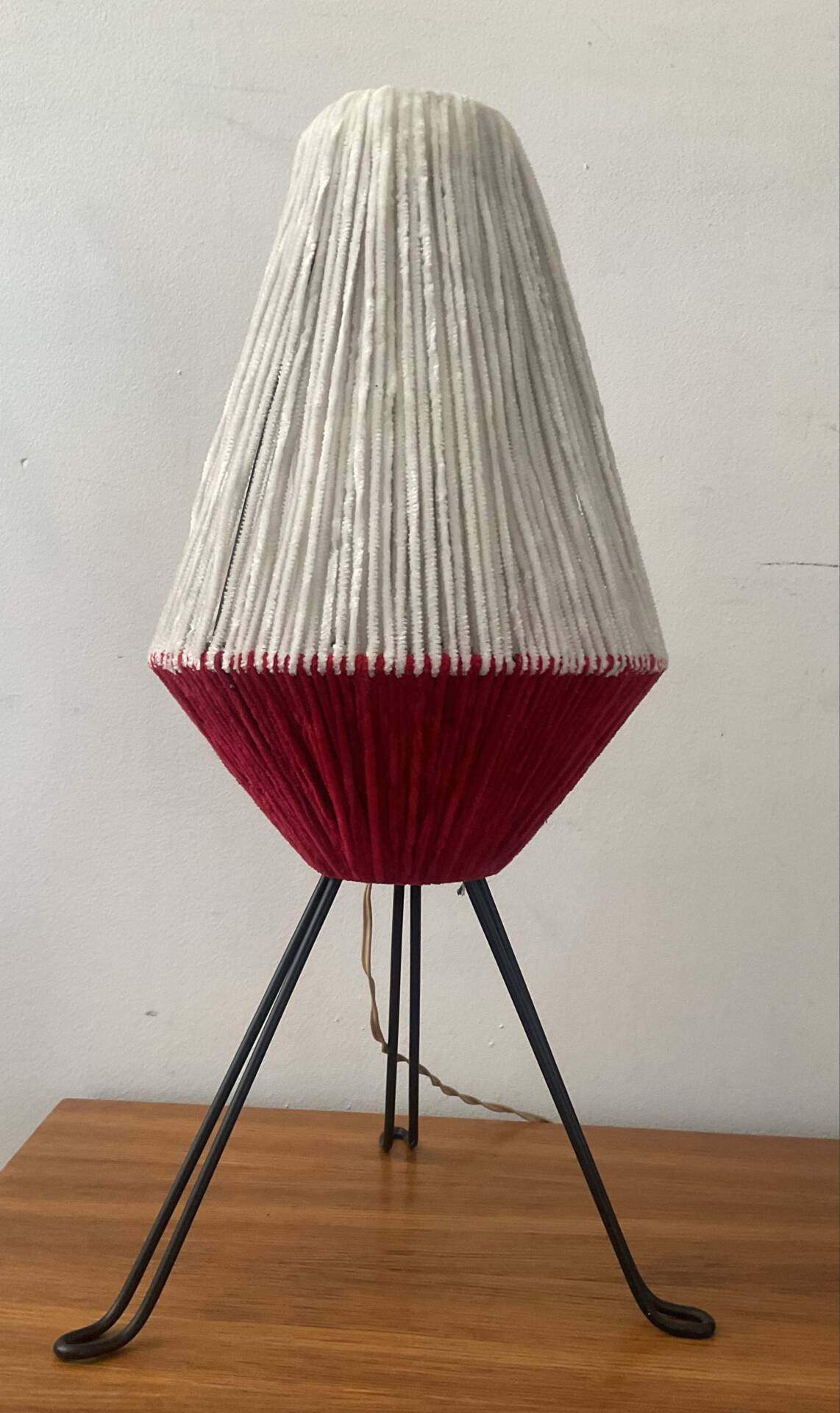 Lampe tripode en métal et laine années 50
