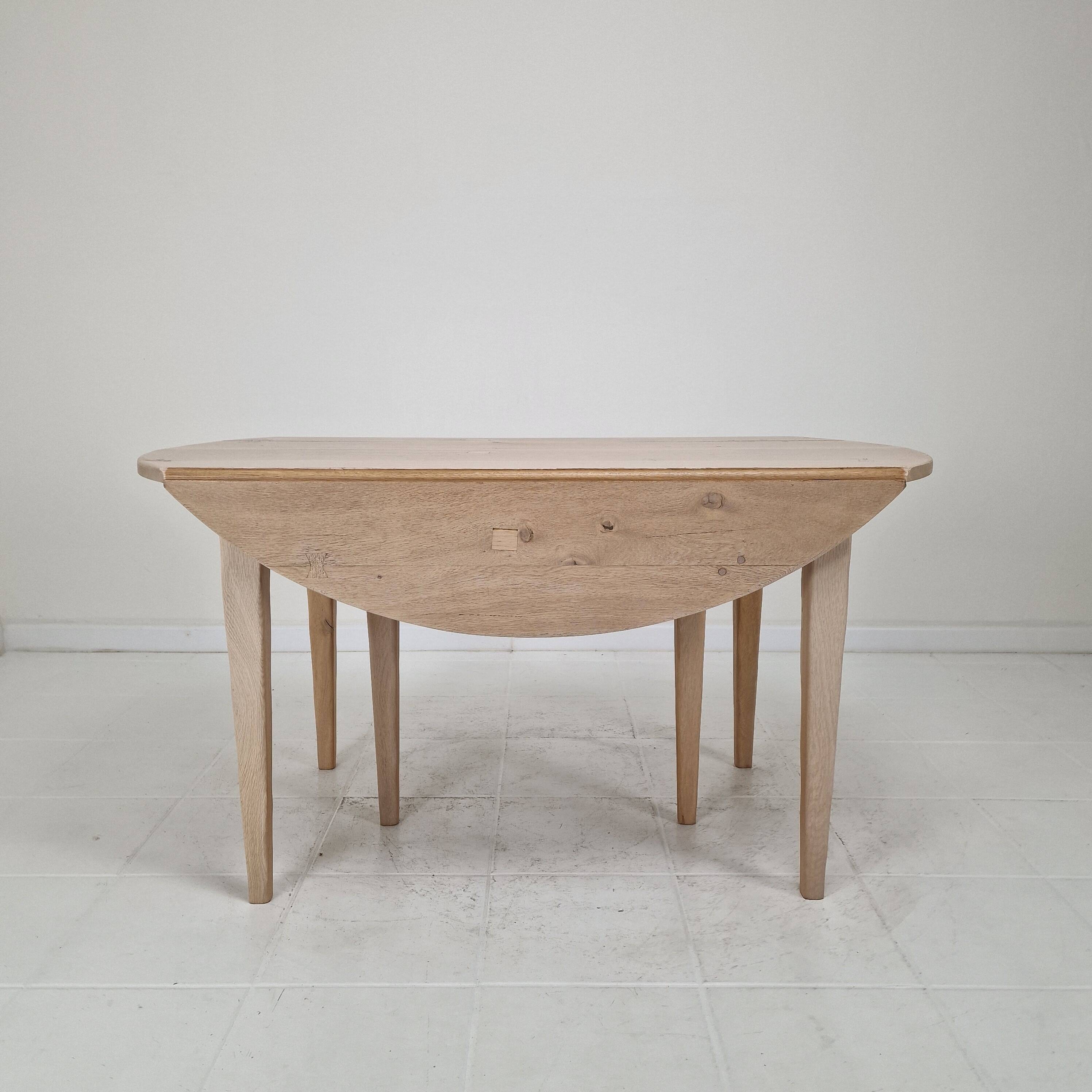 Extendable Solid Oak Dining Table with 2 Leaves