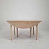 Extendable Solid Oak Dining Table with 2 Leaves
