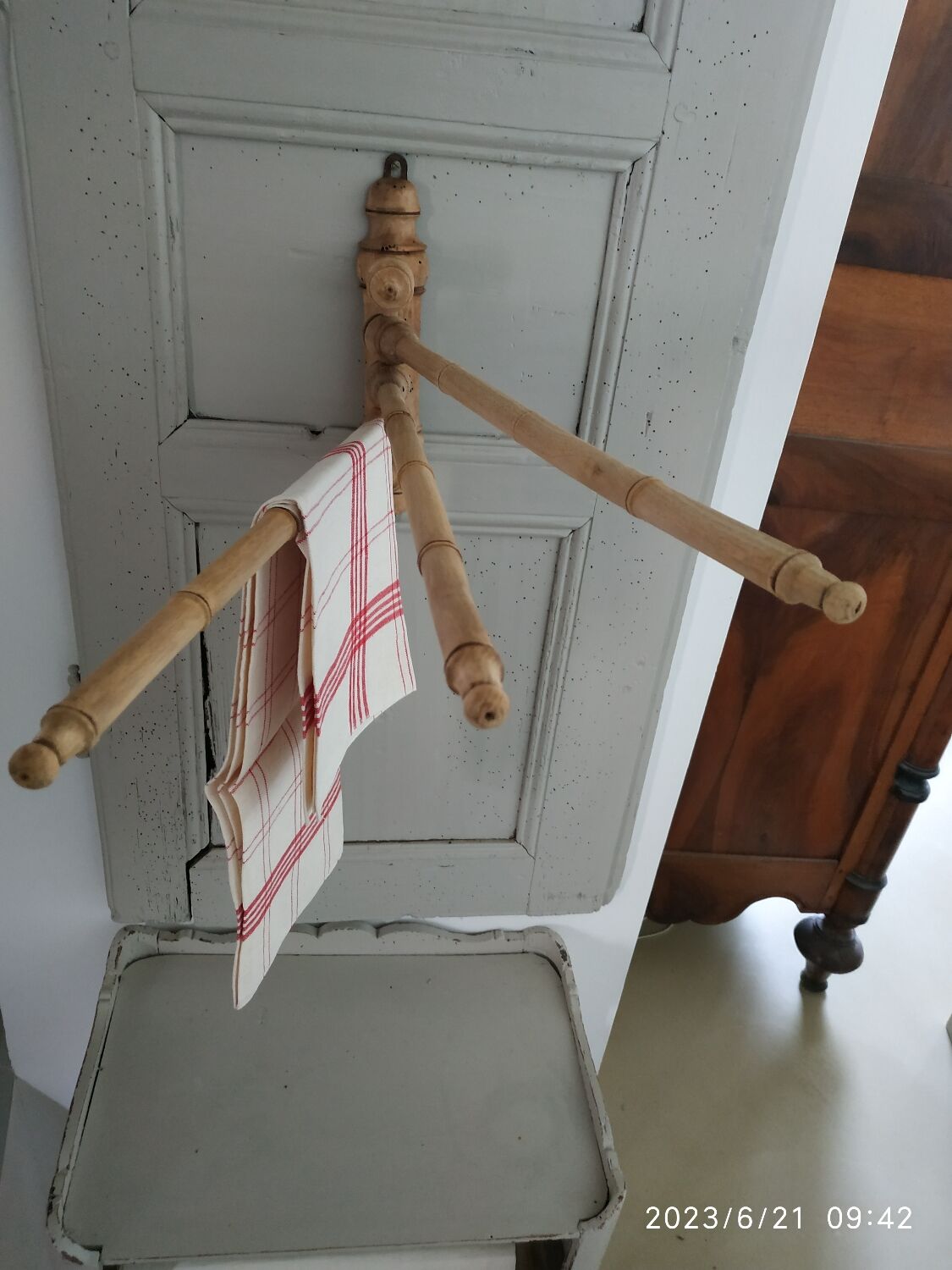 Tea towel holder