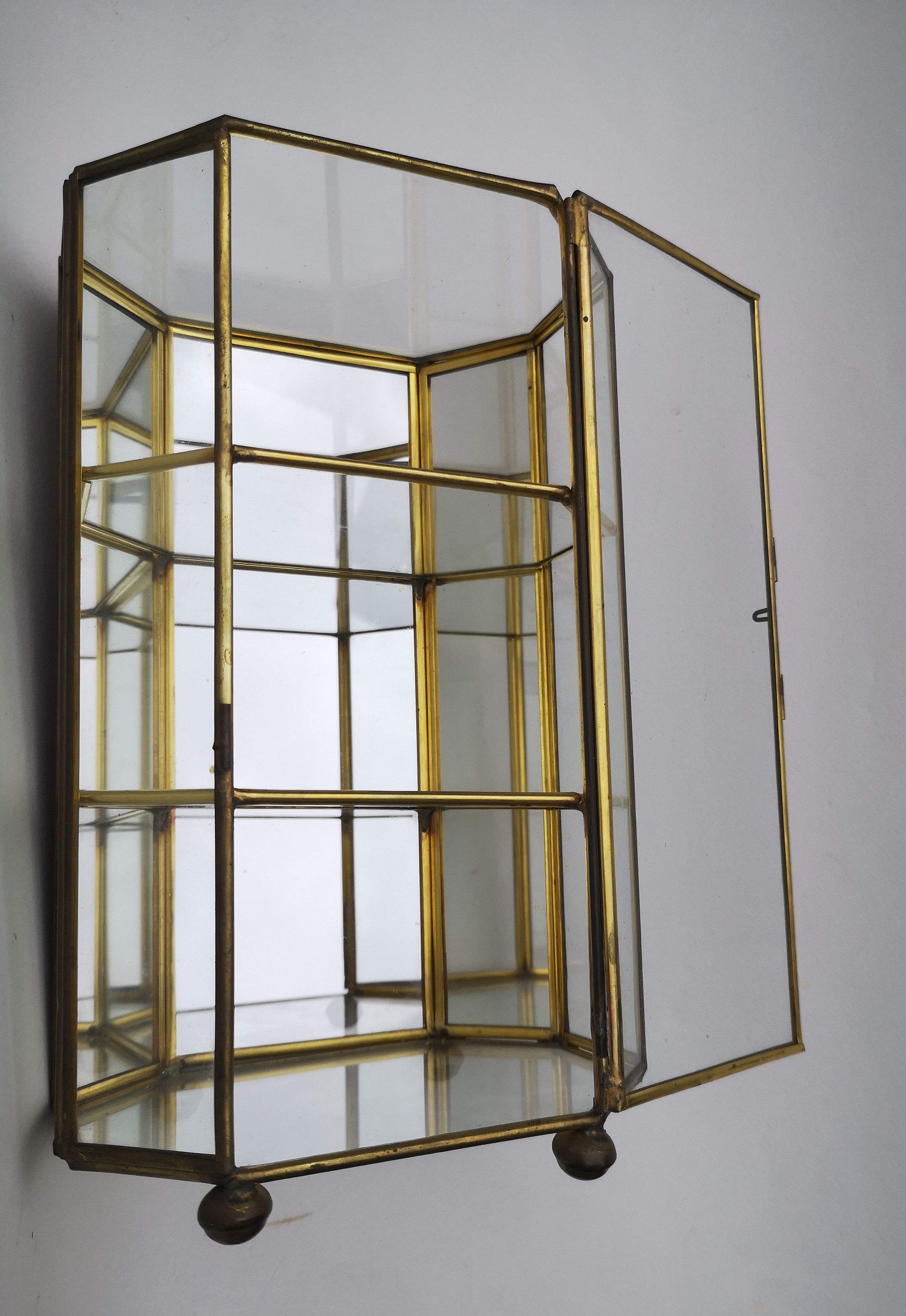 Vintage showcase in brass, glass and mirrors