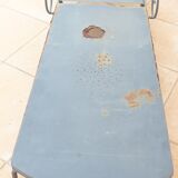 Chaise longue ancienne en fer forgé vintage à roulette en l’état à restaurer