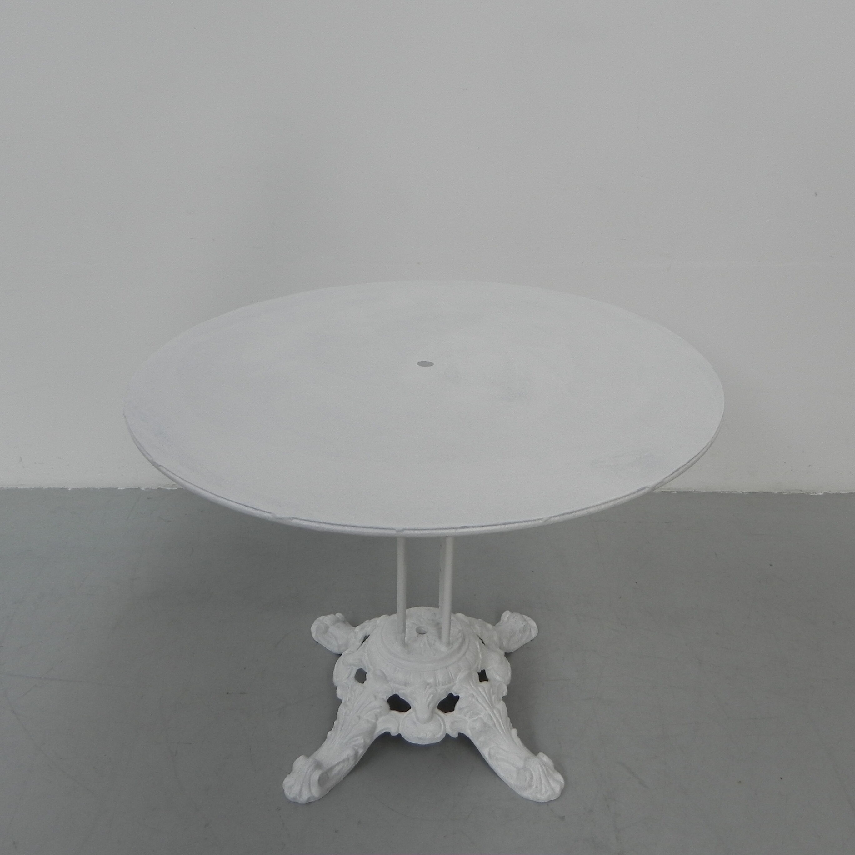 Table de jardin en acier avec base en fonte