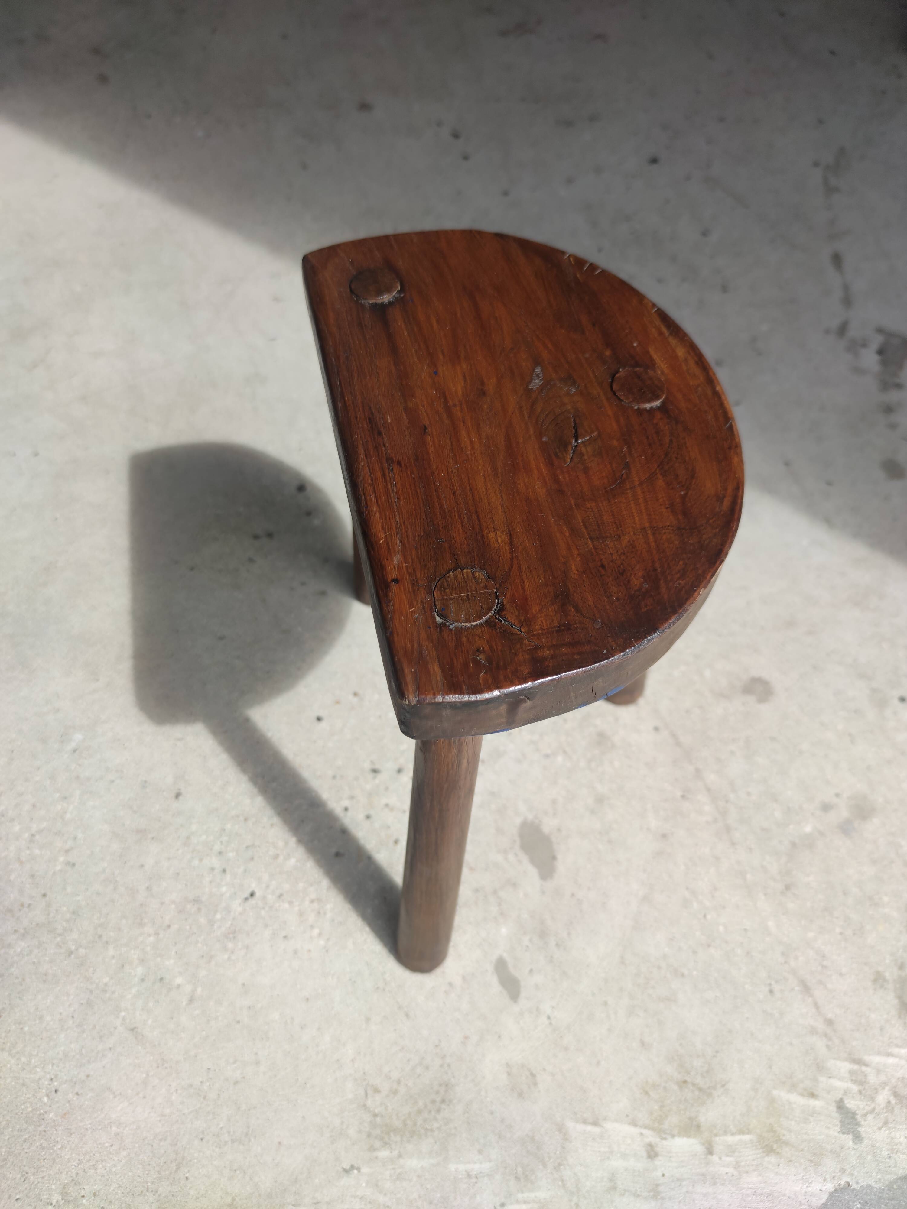 Stool in solid wood tripod seat half-moon