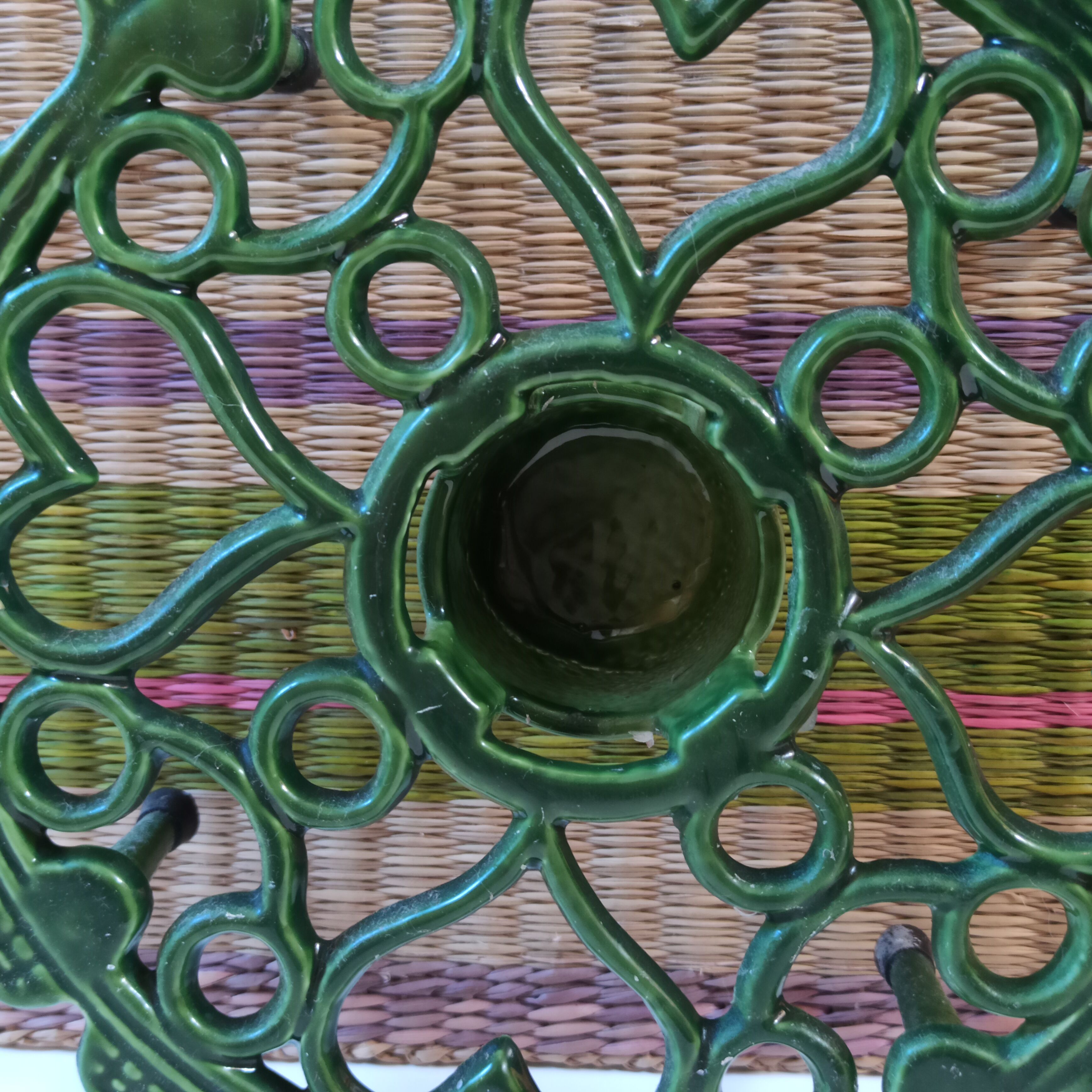 Enamelled cast iron underside