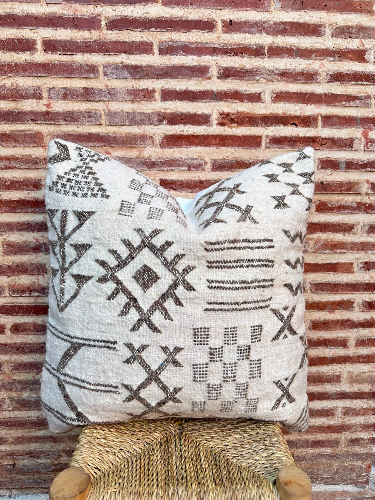 Handmade Berber wool cushion: Moroccan Kilim cushion (45x45cm)