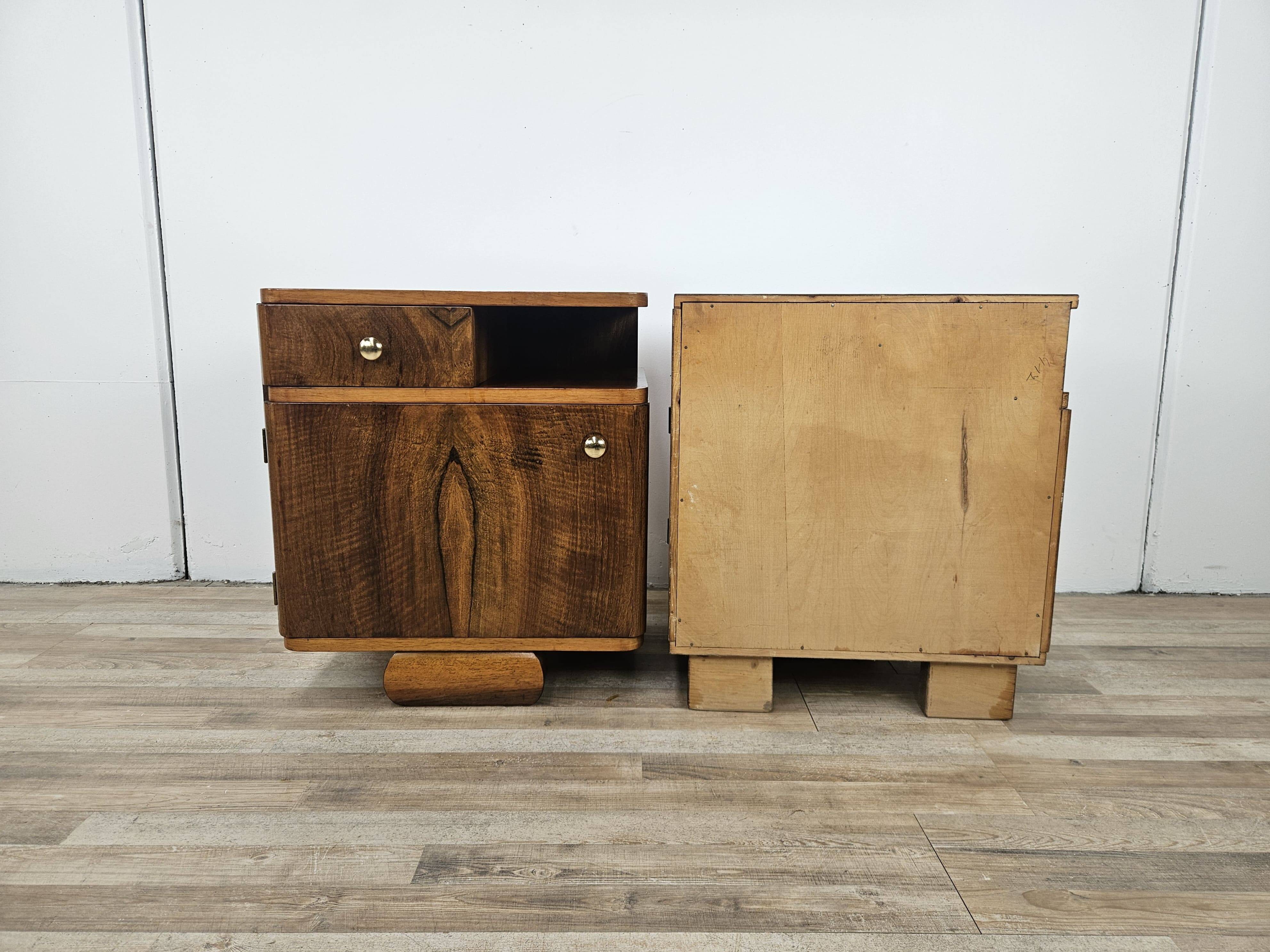 Art Decò bedside tables in walnut and brass, 1940