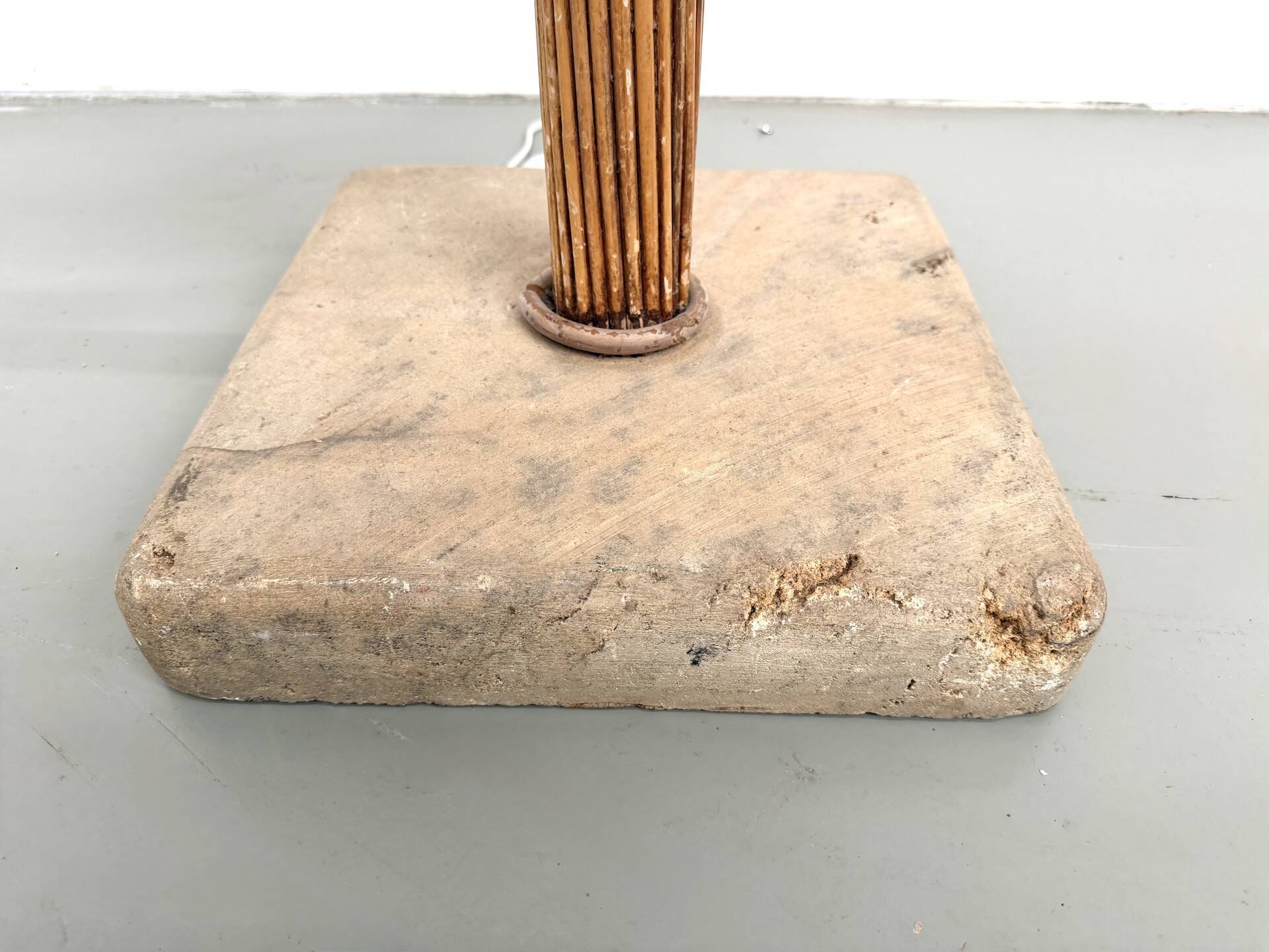 Lampadaire sculptural en rotin cintré