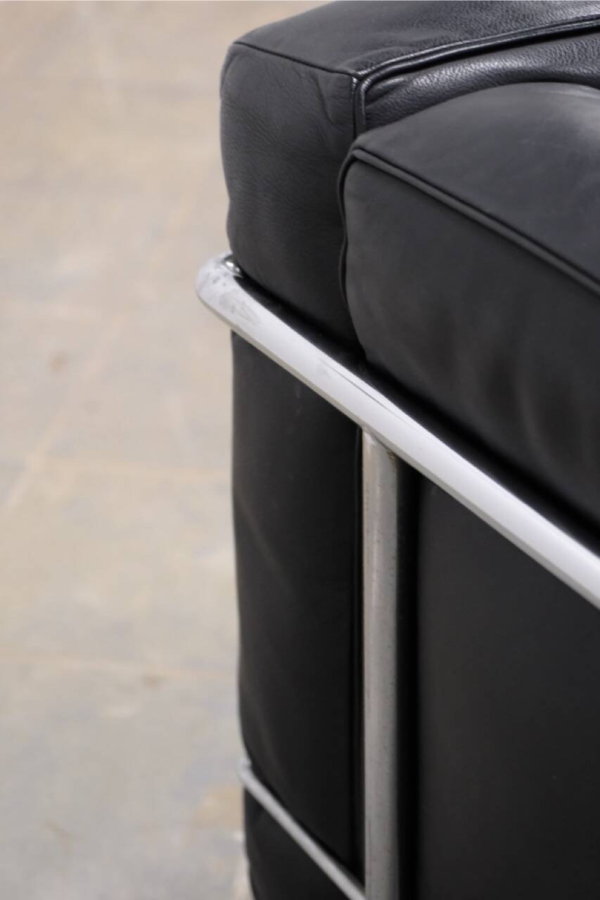 LC2 armchair in black leather – Design Le Corbusier, Pierre Jeanneret & Charlotte Perriand