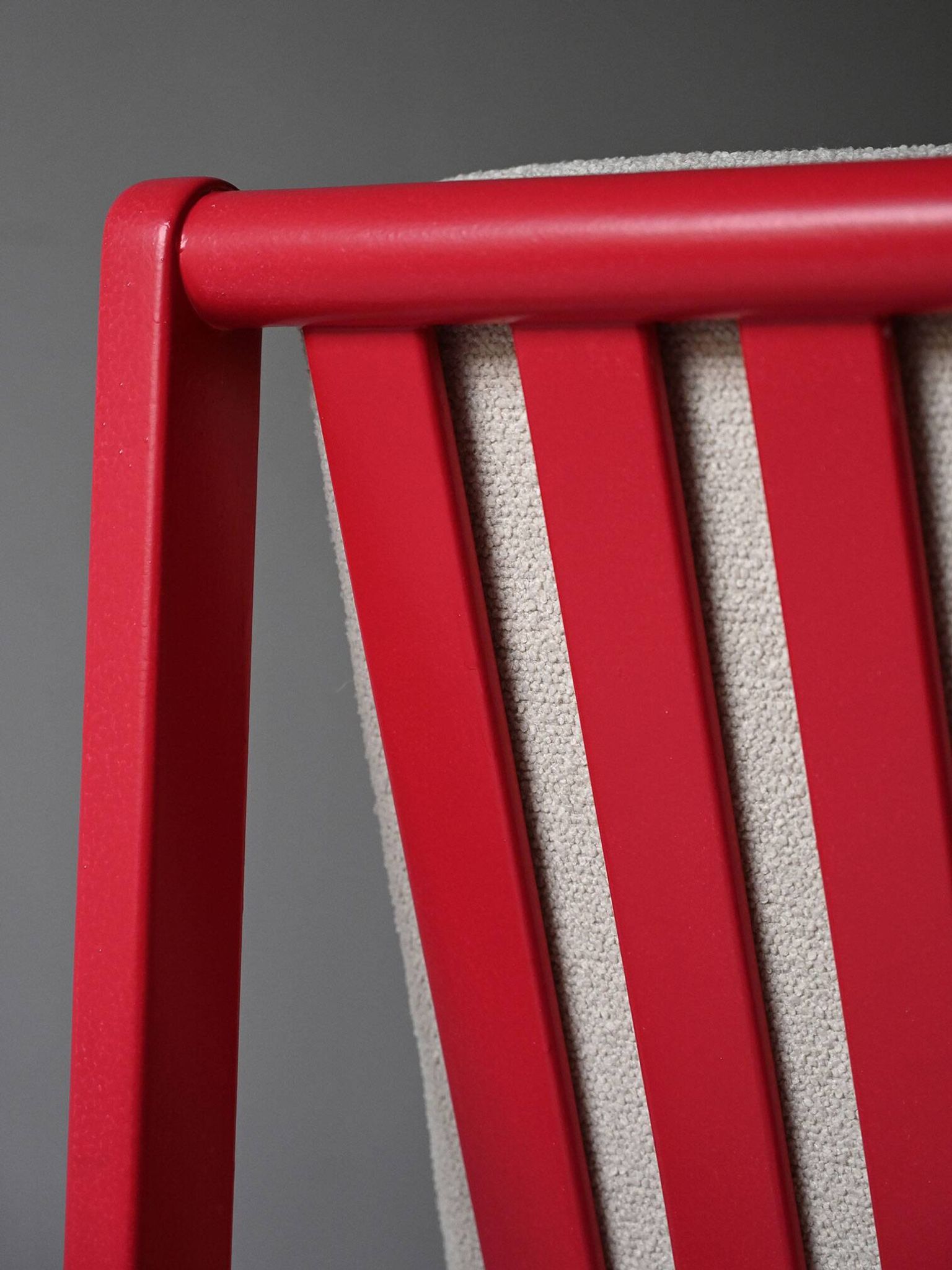 Paire de chauffeuses scandinaves vintage rouge et écru