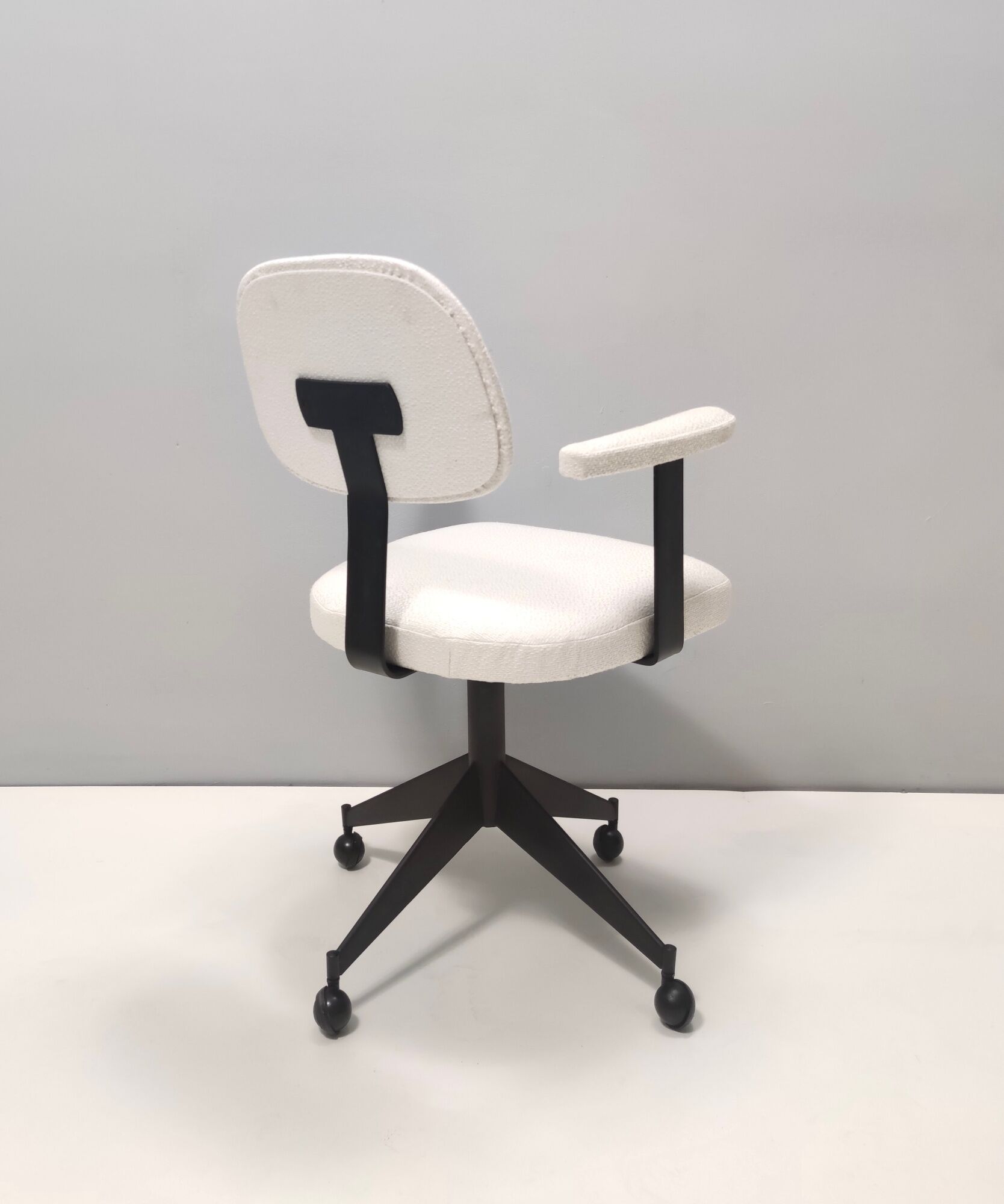 Chaise de bureau vintage en tissu blanc avec cadre en métal noir imputable à velca
