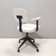 Chaise de bureau vintage en tissu blanc avec cadre en métal noir imputable à velca