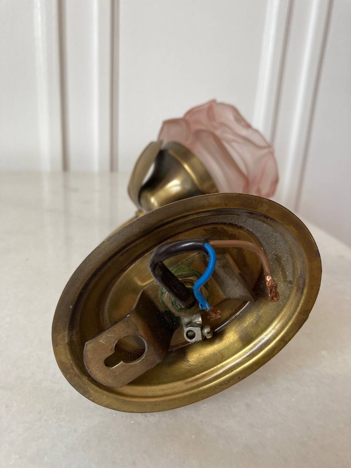 Set of chandelier and 2 wall lights in gold metal and glass roses