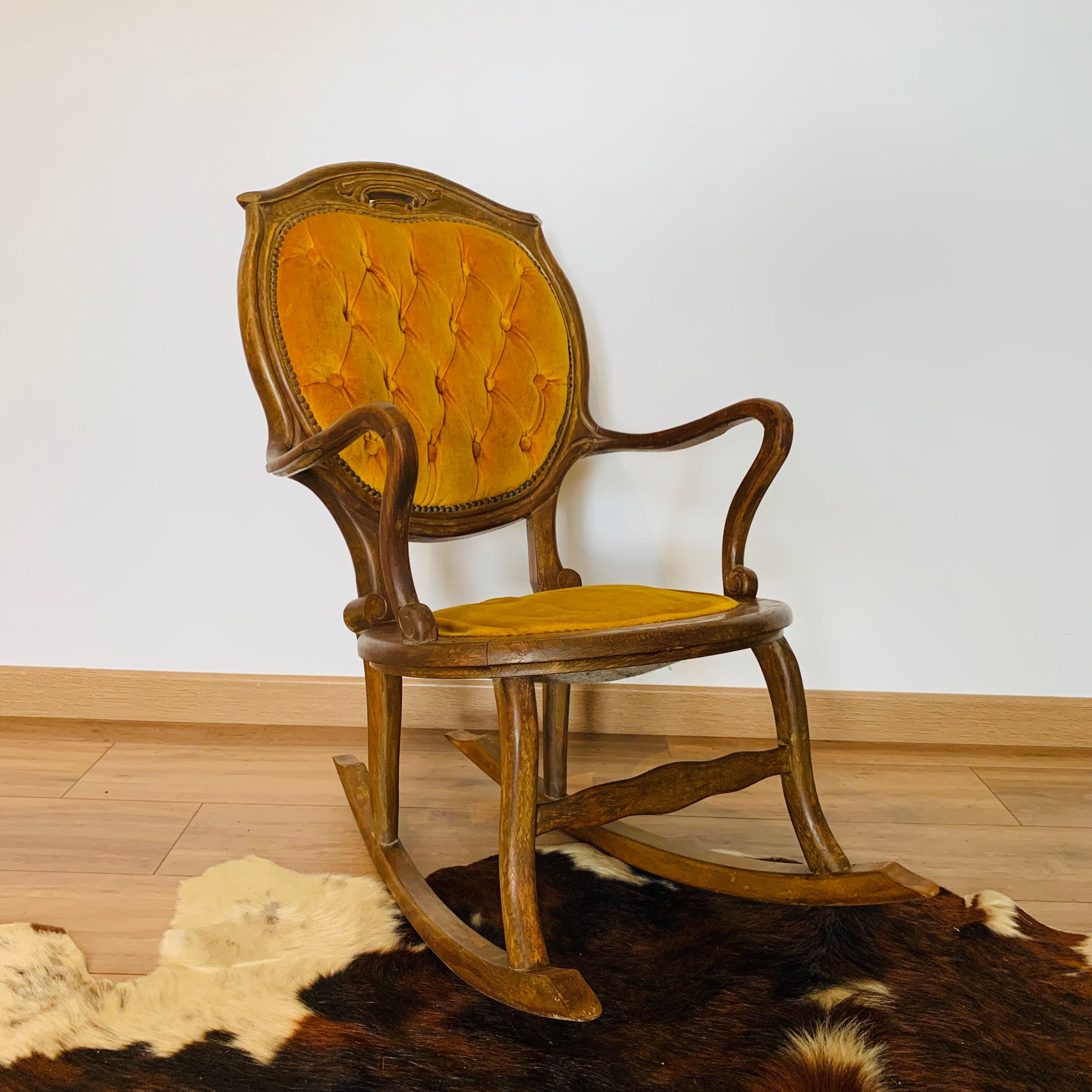 Rocking chair back medallion