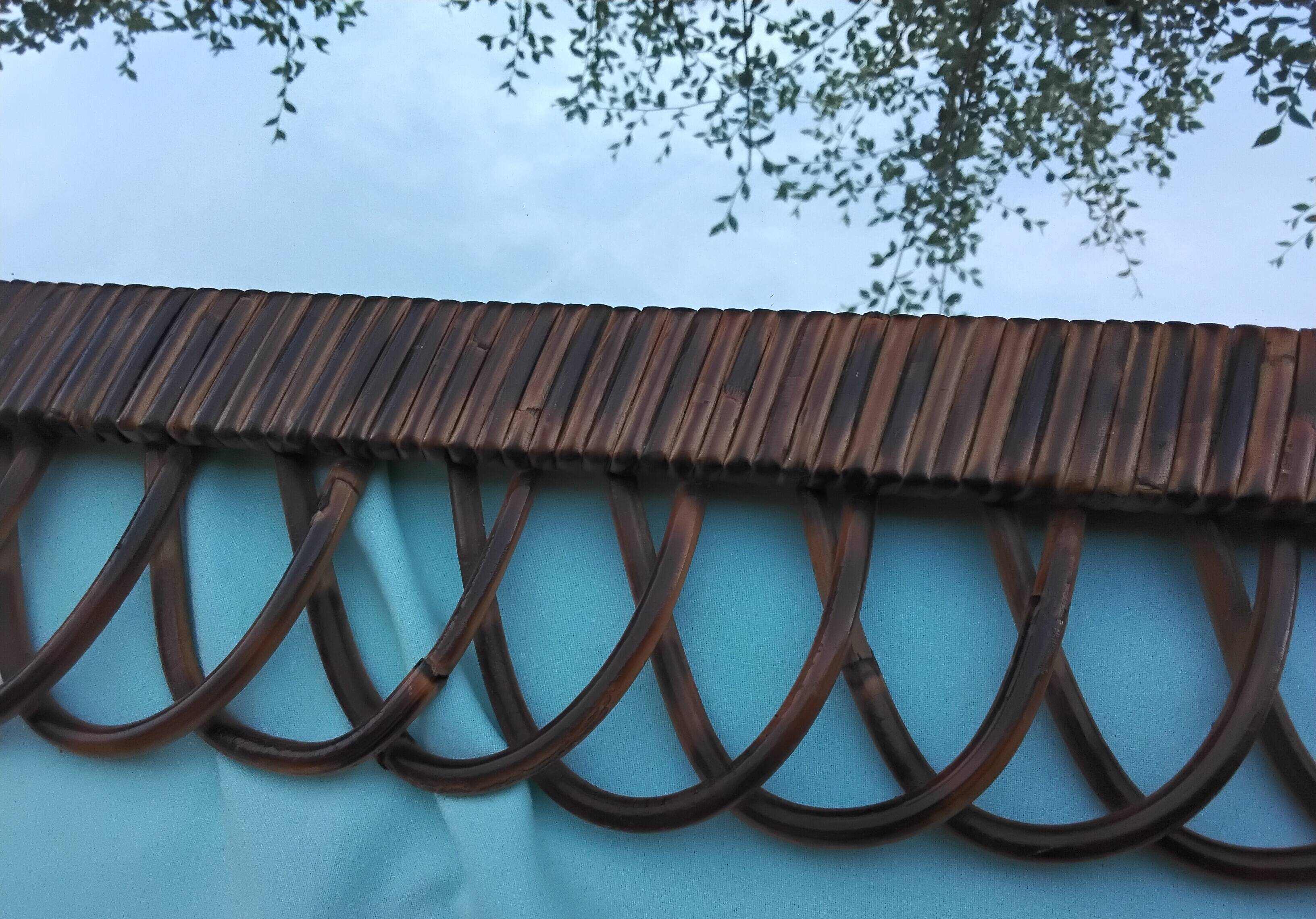 Oval mirror in rattan